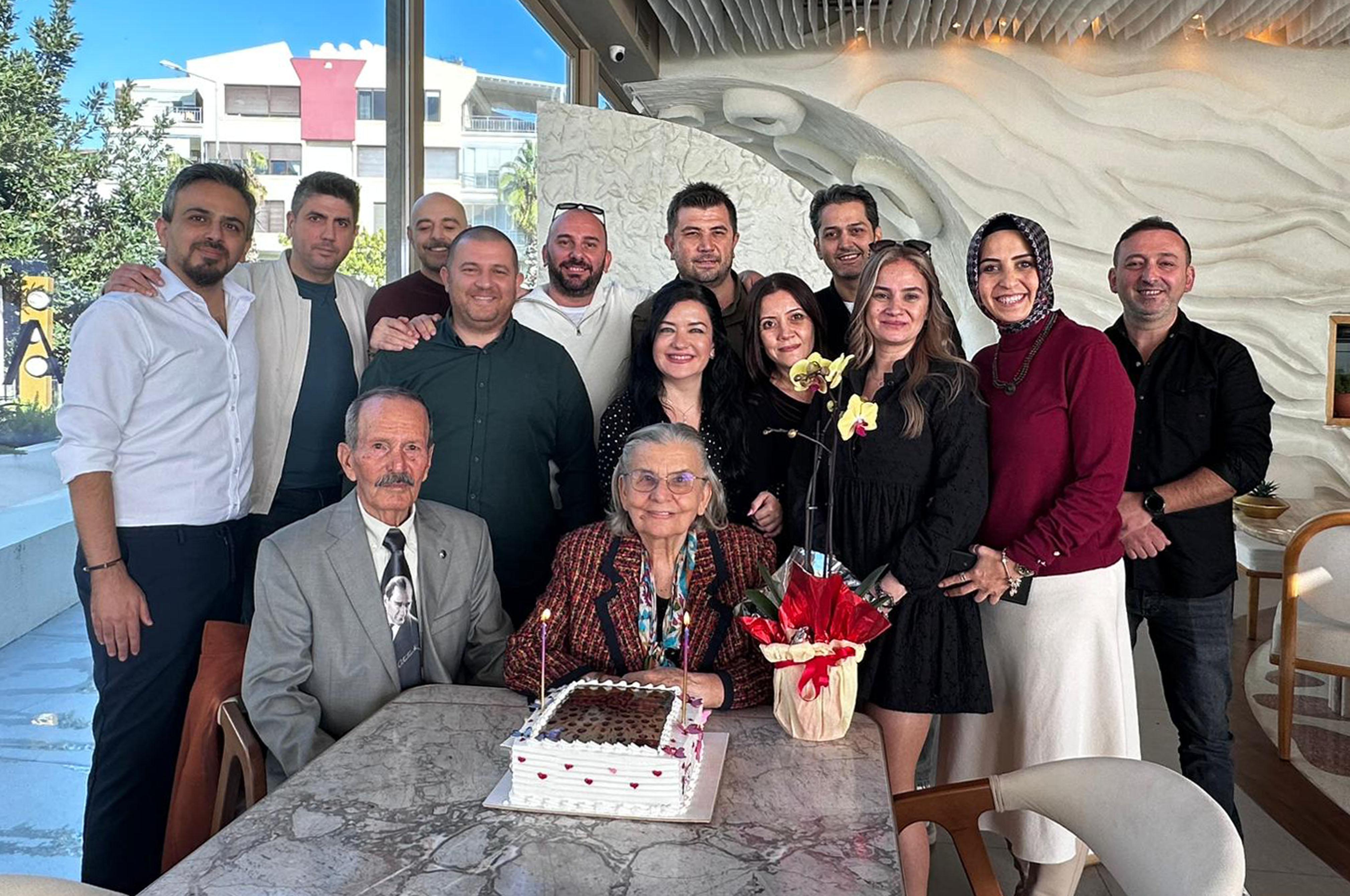 28 yıl sonra buluşup, öğretmenlerine sürpriz yaptılar 28 yıl sonra buluşup, öğretmenlerine sürpriz yaptılar