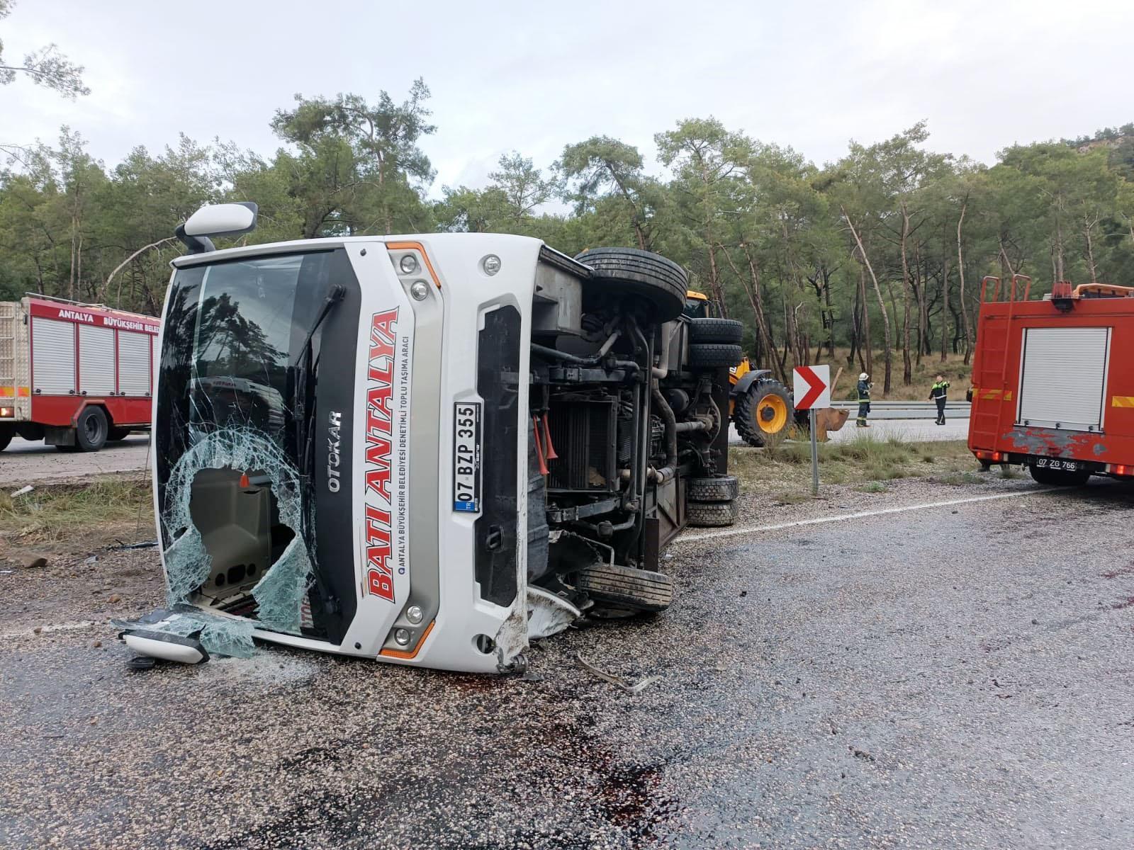 Kemer’de yolcu midibüsü devrildi: 5 yaralı Kemer’de yolcu midibüsü devrildi: 5 yaralı