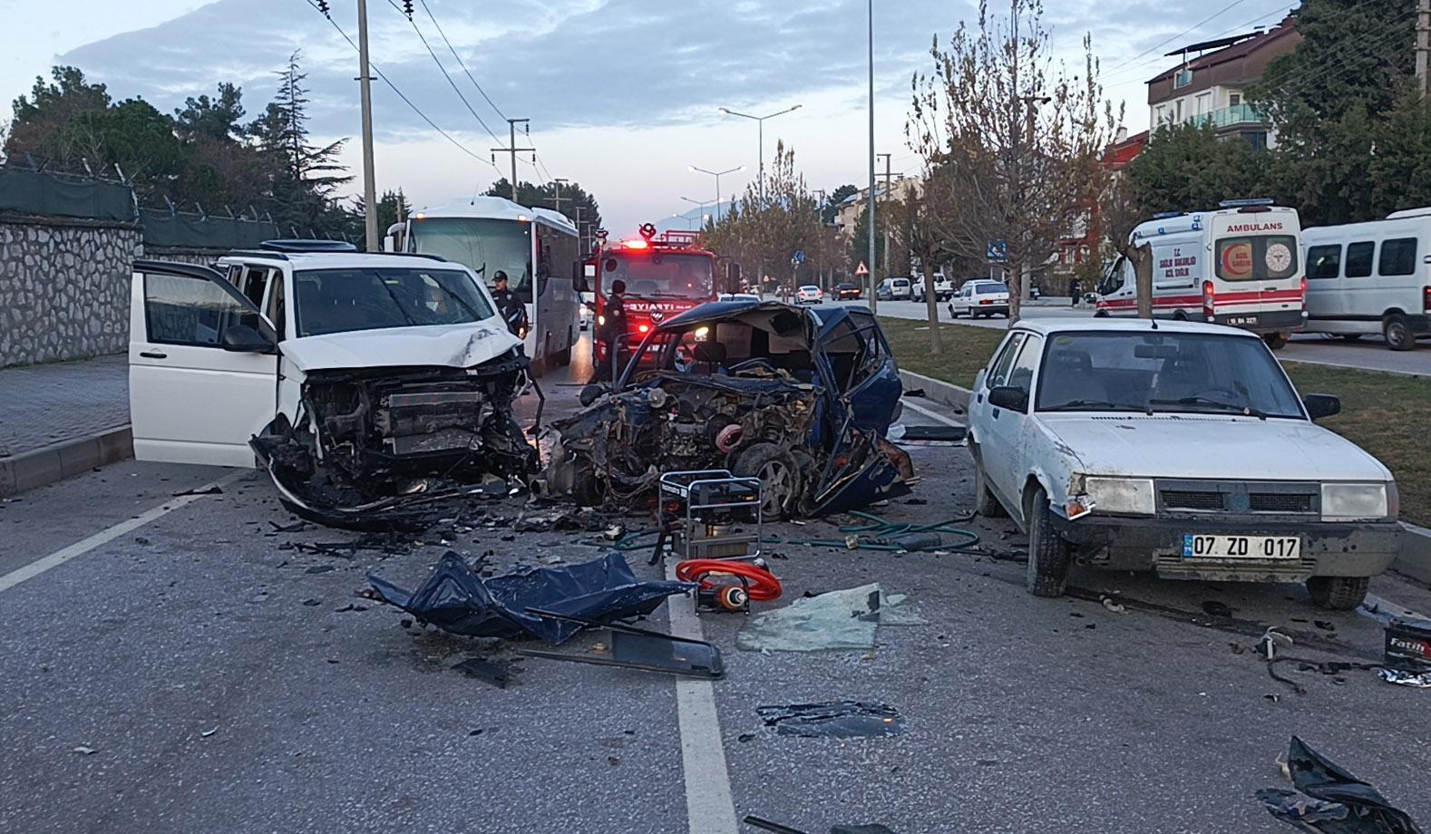 Yola çıkan kedi, kazaya neden oldu: 2 ölü, 3 yaralı Yola çıkan kedi, kazaya neden oldu: 2 ölü, 3 yaralı