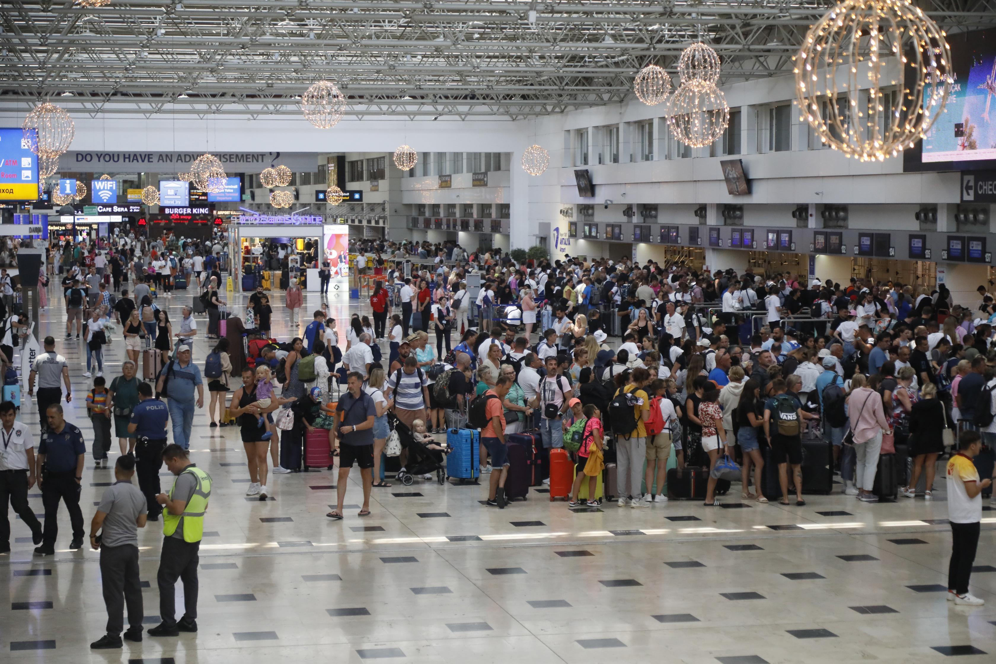 Antalya Havalimanı’nda ‘kasım’ trafiği; 1,7 milyon yolcuya hizmet verildi