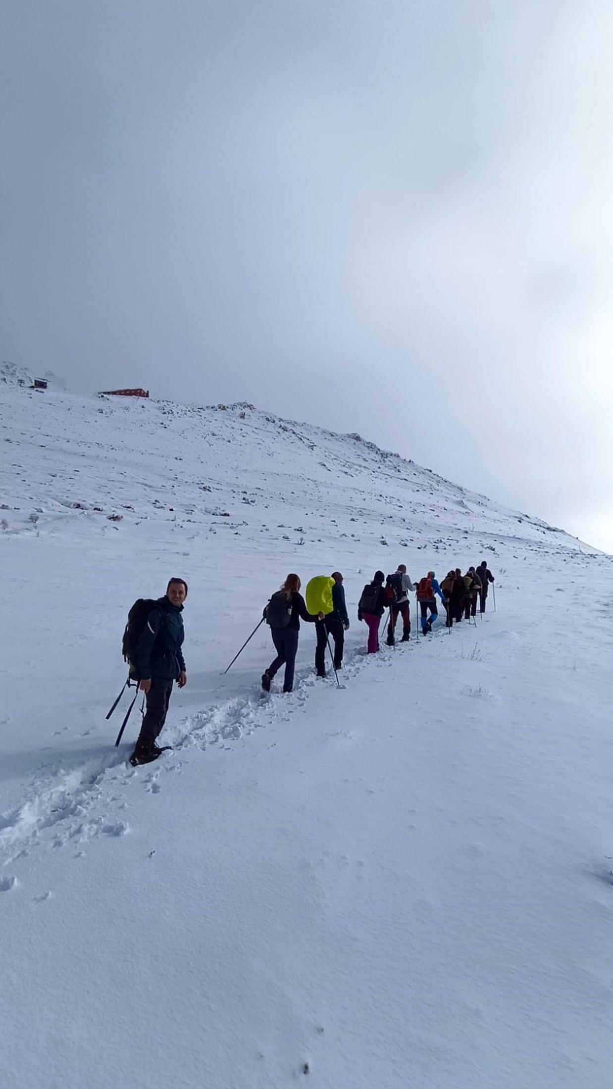 Beyaza bürünen zirvelere kar yürüyüşü