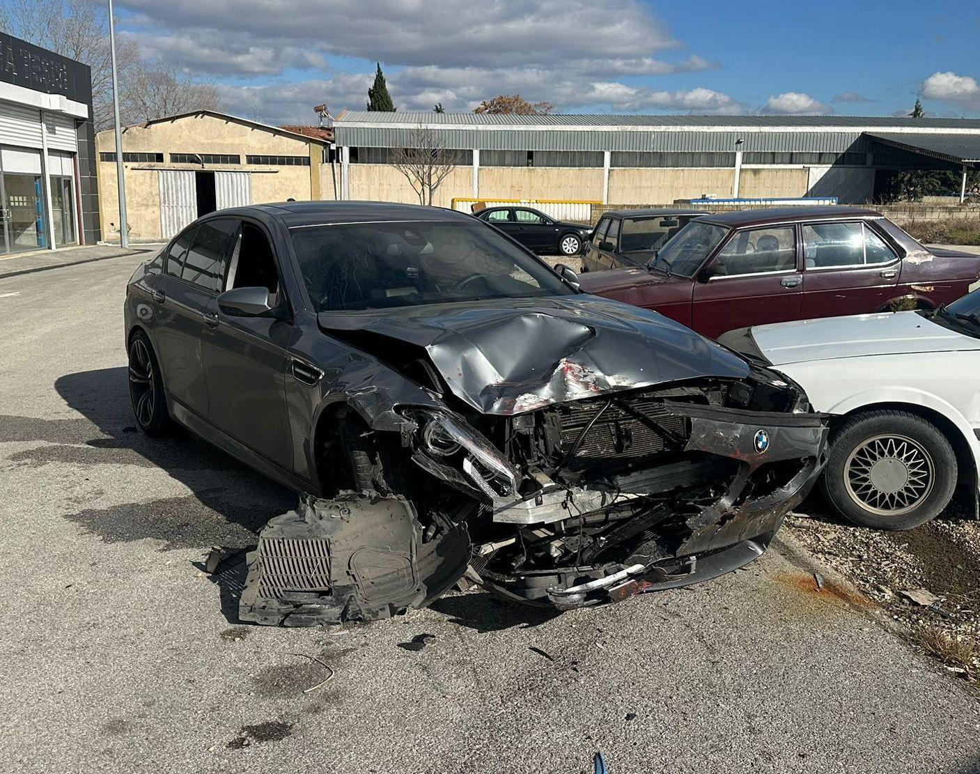 Oto yıkamacının, müşterisinin otomobiliyle yaptığı kaza kamerada