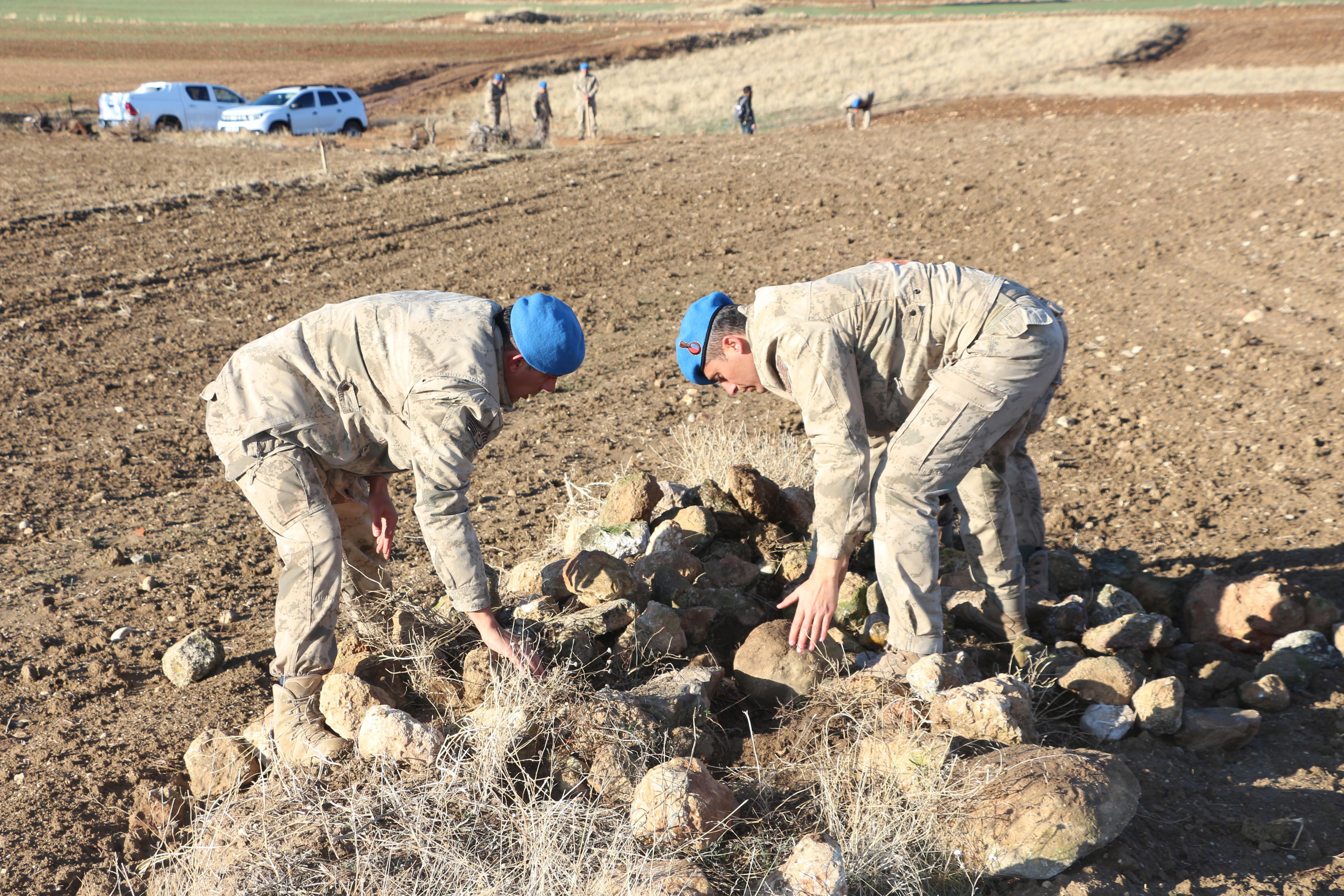 Kesik baş ile suç aleti bıçağın bulunması için her taşın altı kontrol ediliyor Kesik baş ile suç aleti bıçağın bulunması için her taşın altı kontrol ediliyor