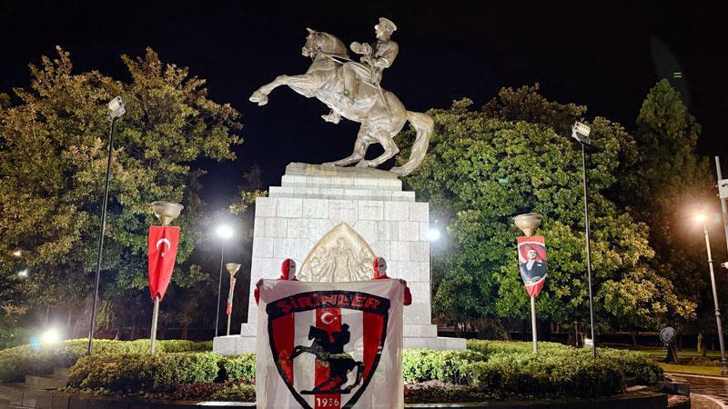 Samsunspor taraftarı, AEK maçı öncesi Atatürk Anıtı çevresinde sabaha kadar nöbet tuttu Samsunspor taraftarı, AEK maçı öncesi Atatürk Anıtı çevresinde sabaha kadar nöbet tuttu