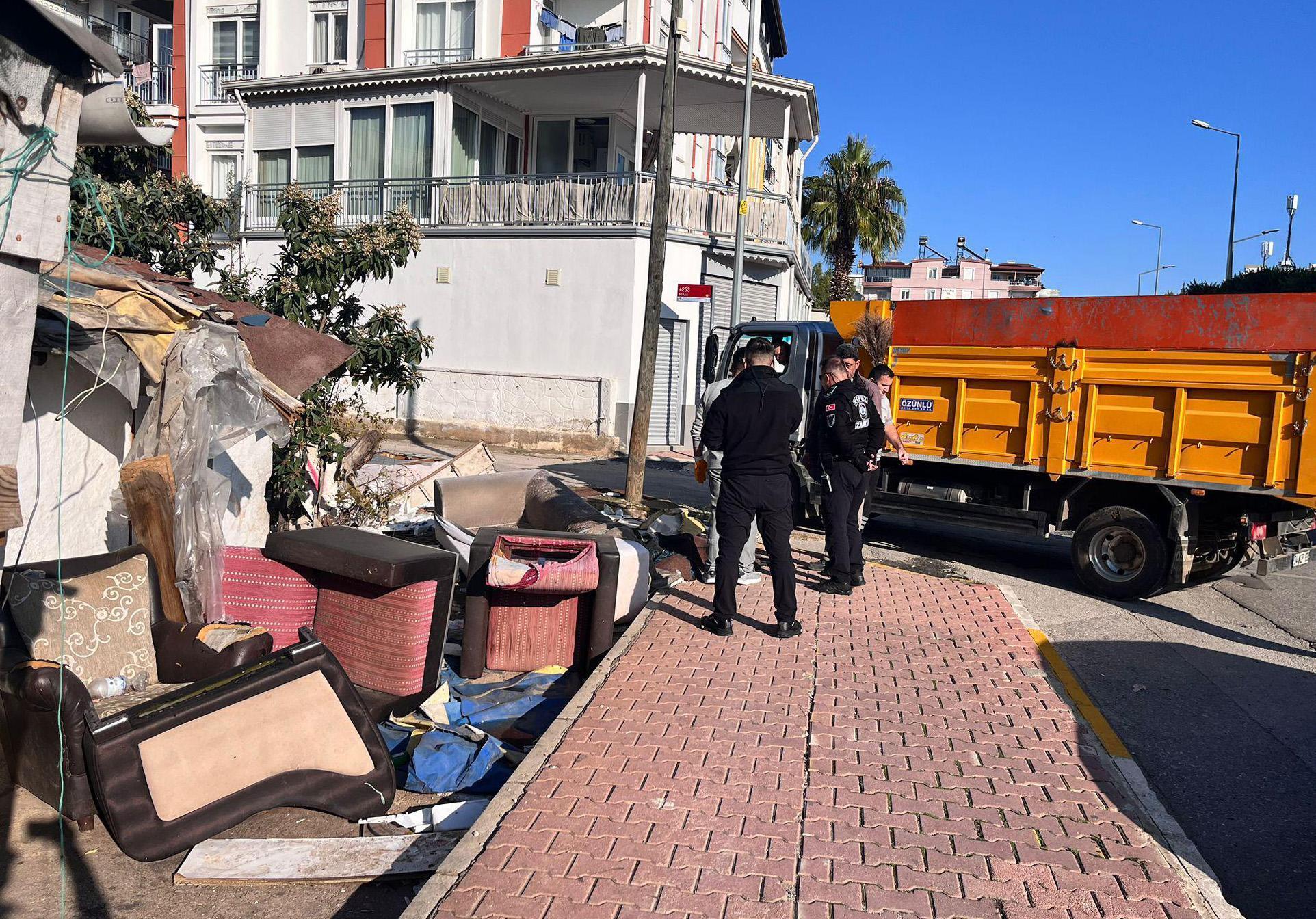 Kepez Belediyesi’nden çöp ev temizliği; 2 kamyon atık toplandı Kepez Belediyesi’nden çöp ev temizliği; 2 kamyon atık toplandı