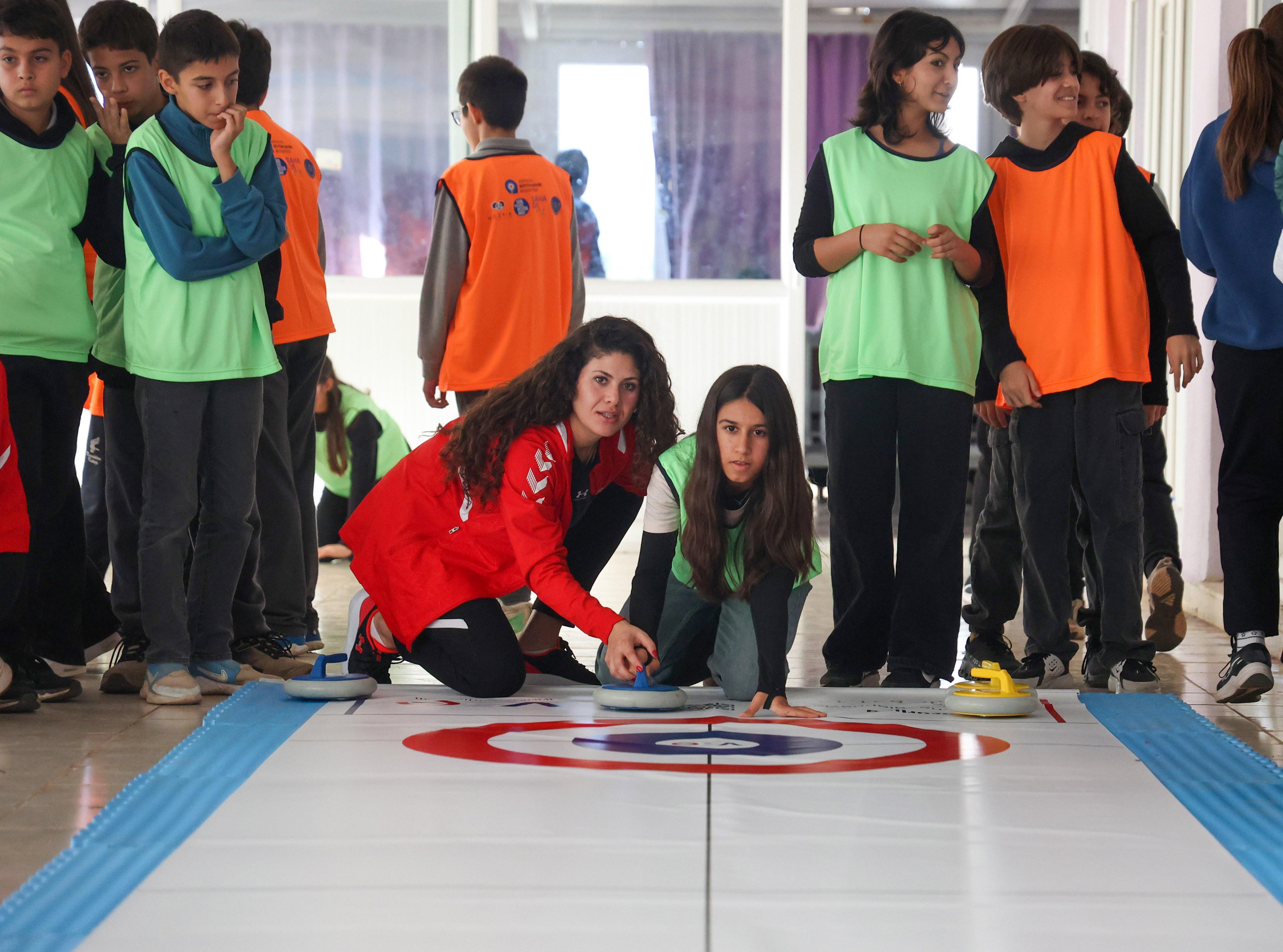 Kız çocukları floor curling ile tanıştı Kız çocukları floor curling ile tanıştı