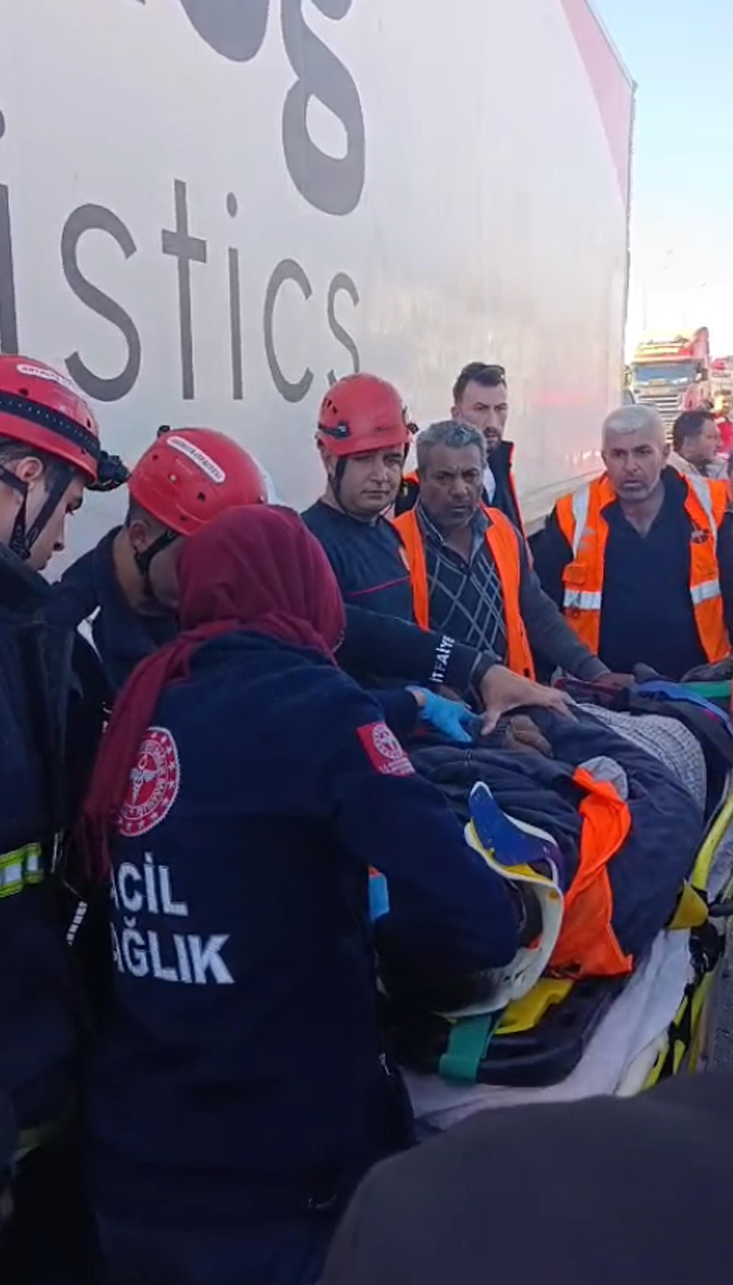 Sürücüleri flamayla uyarırken çarpan TIR’ın altında yaşamını yitirdi Sürücüleri flamayla uyarırken çarpan TIR’ın altında yaşamını yitirdi