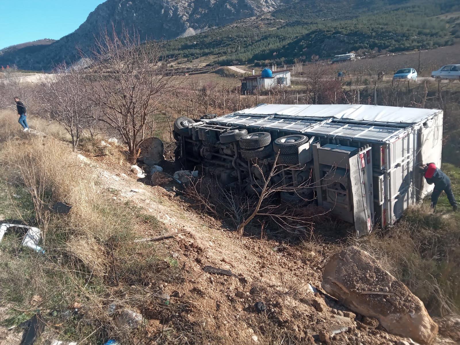 Kamyon sürücüsü yaralandı Kamyon sürücüsü yaralandı