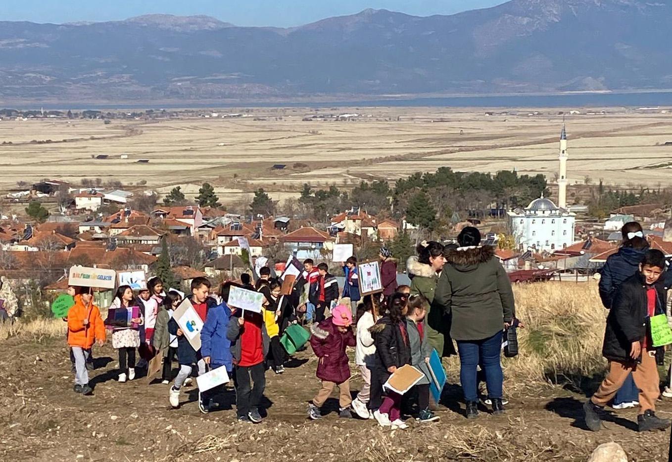 Burdur’da öğrenciler fidan dikti