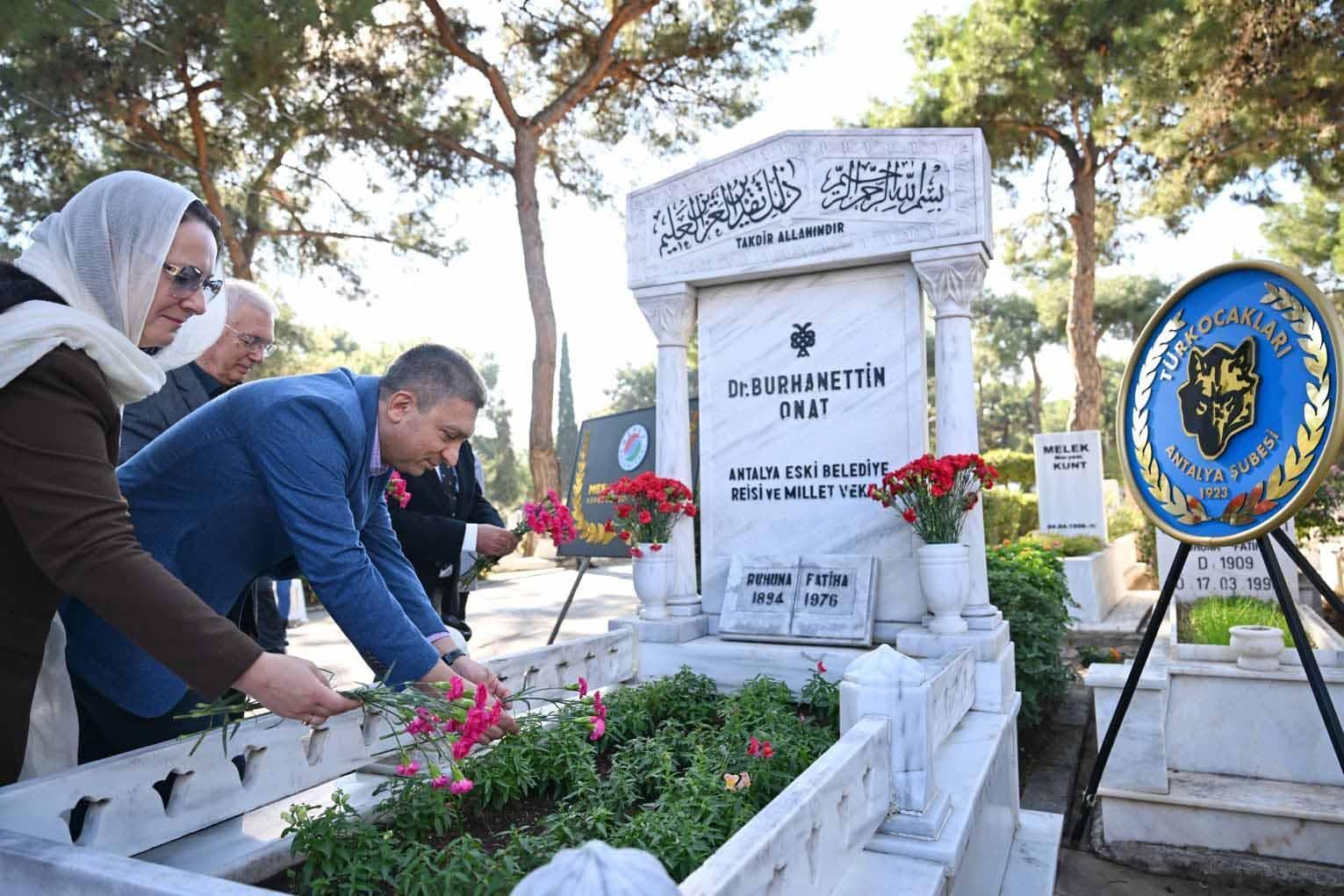 Dr. Burhanettin Onat kabri başında anıldı Dr. Burhanettin Onat kabri başında anıldı