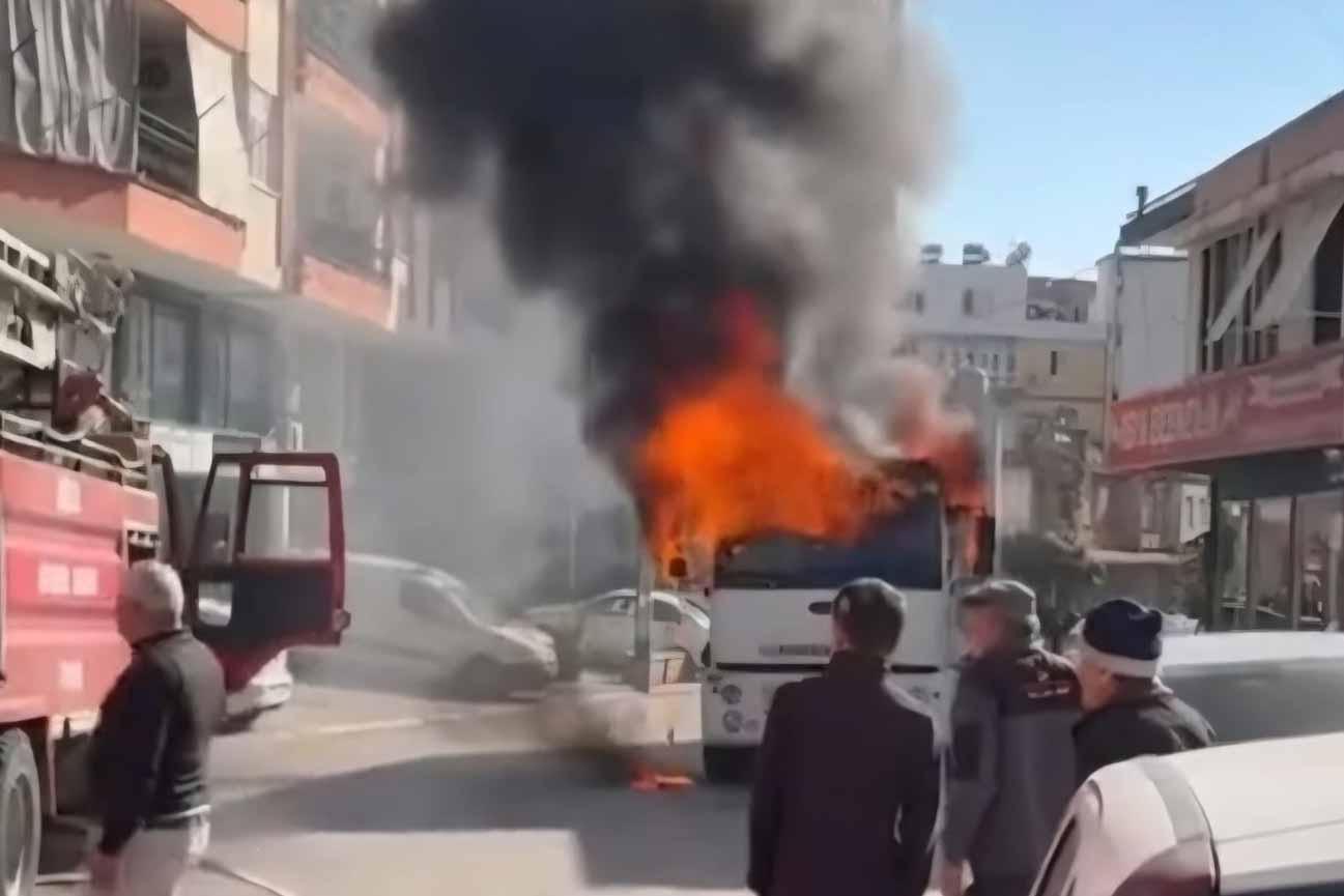 Park halindeki kamyonun kupası yandı Park halindeki kamyonun kupası yandı