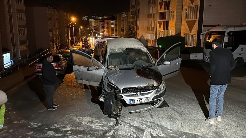 Alkollü sürücünün duvara çarptığı otomobil yandı