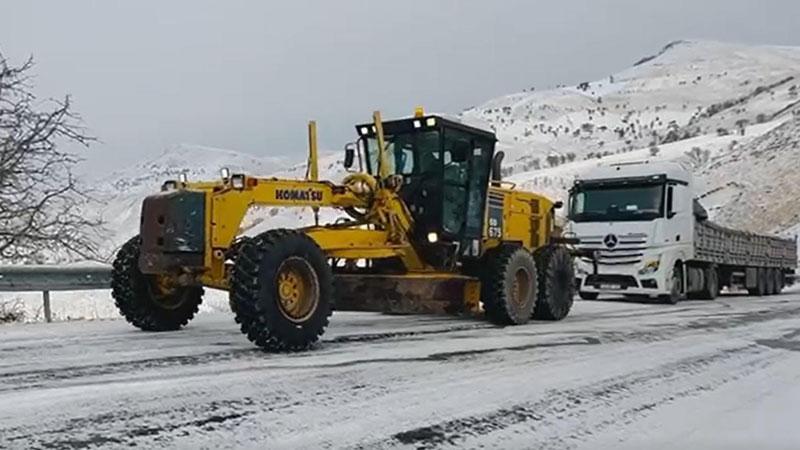 Muş’ta yolda kalan 20 araç kurtarıldı Muş’ta yolda kalan 20 araç kurtarıldı