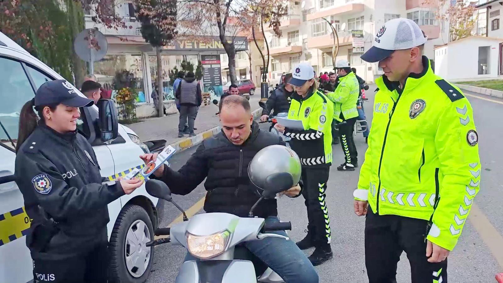 ‘Kaskın Varsa, Şansın da Var’ projesi kapsamında sürücülere kask dağıtıldı