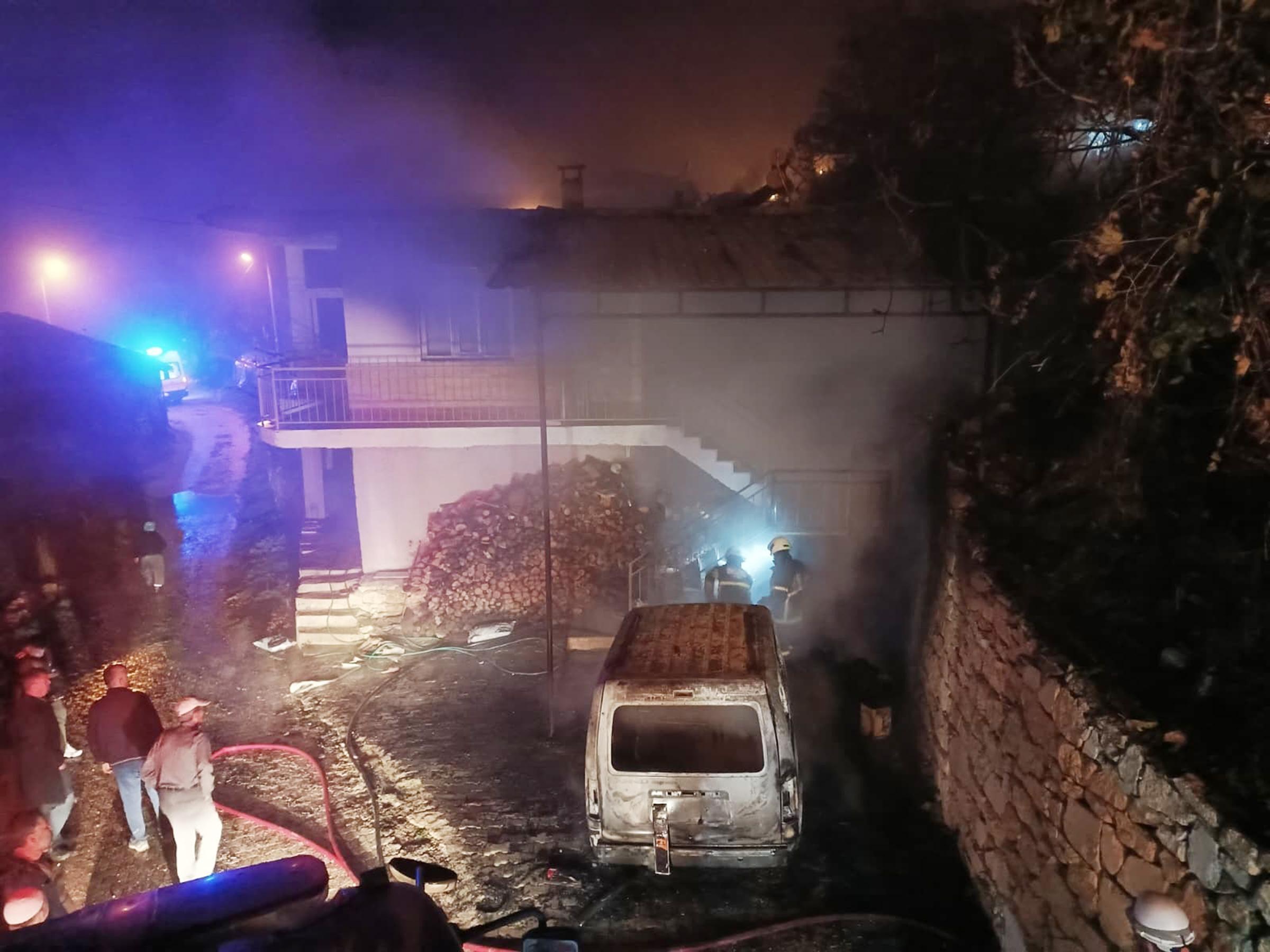 Evde başlayan yangın araca da sıçradı