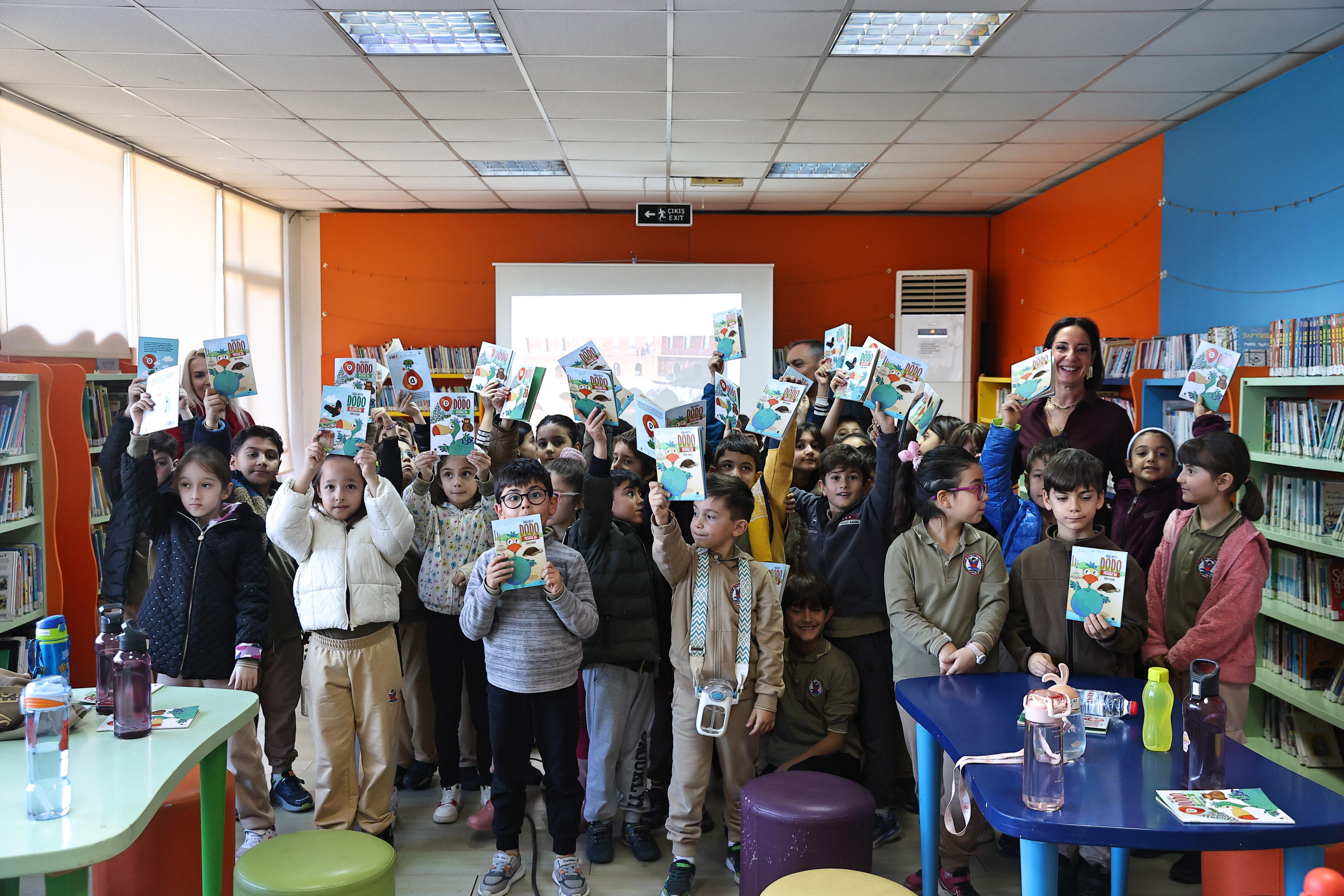 Doğan Hızlan Kütüphanesi’nde imza etkinliği