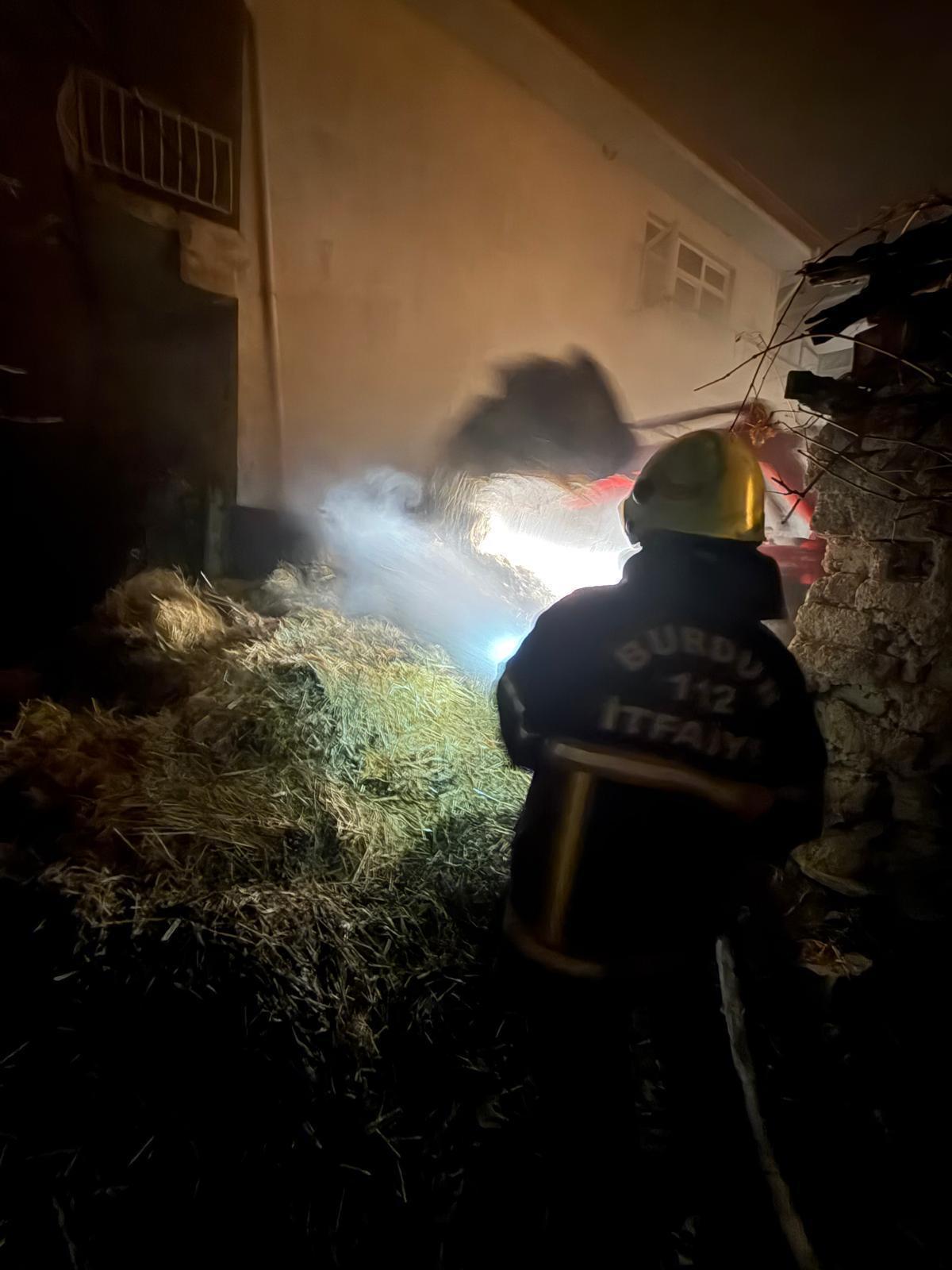 Yangında 2 bin balya saman zarar gördü