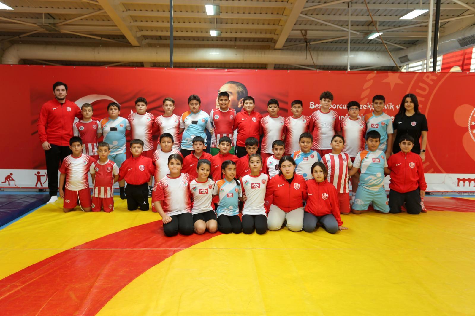 Geleceğin güreşçileri Kepez’de yetişiyor