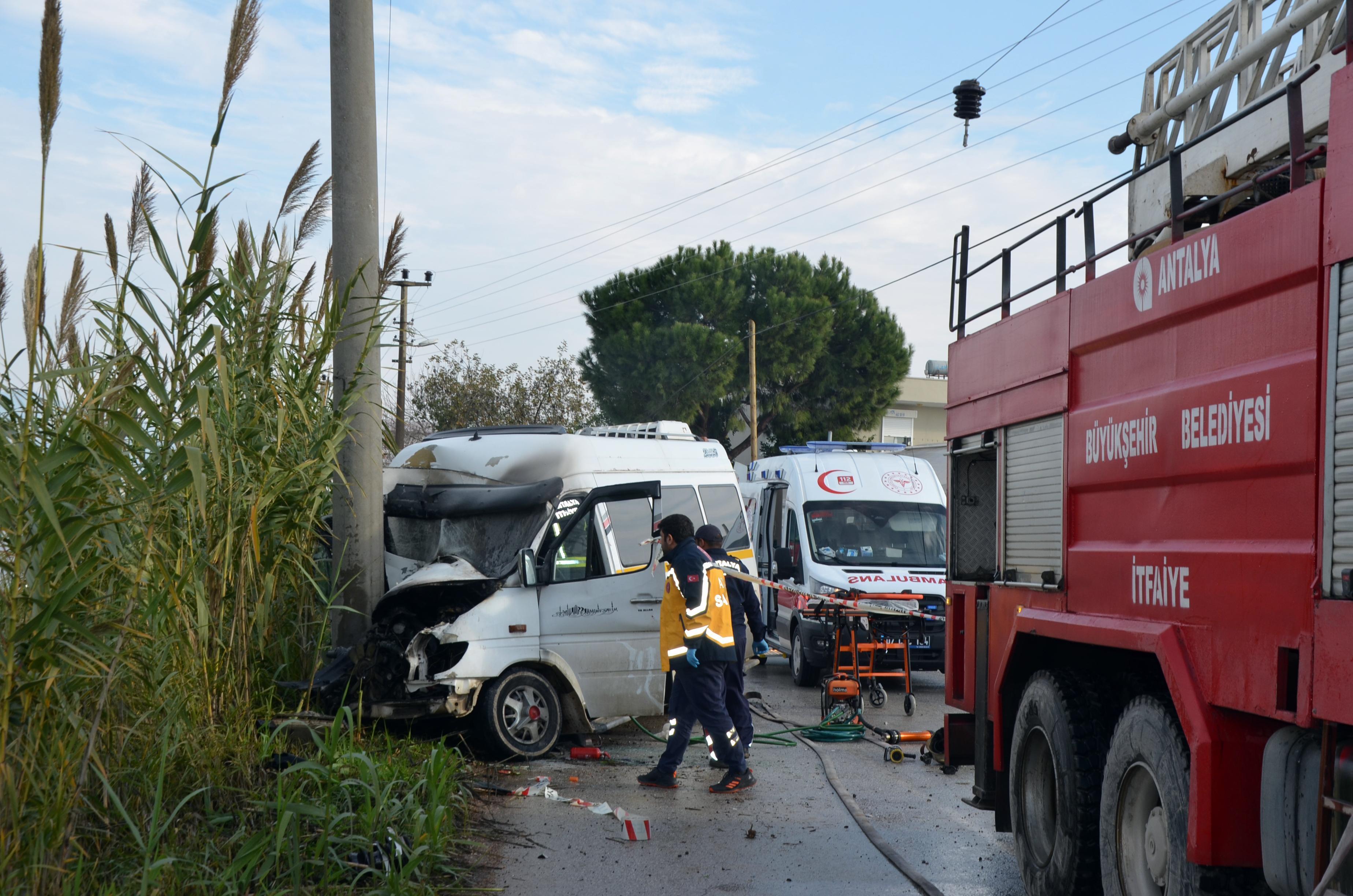 Minibüs direğe çarptı: 2 yaralı