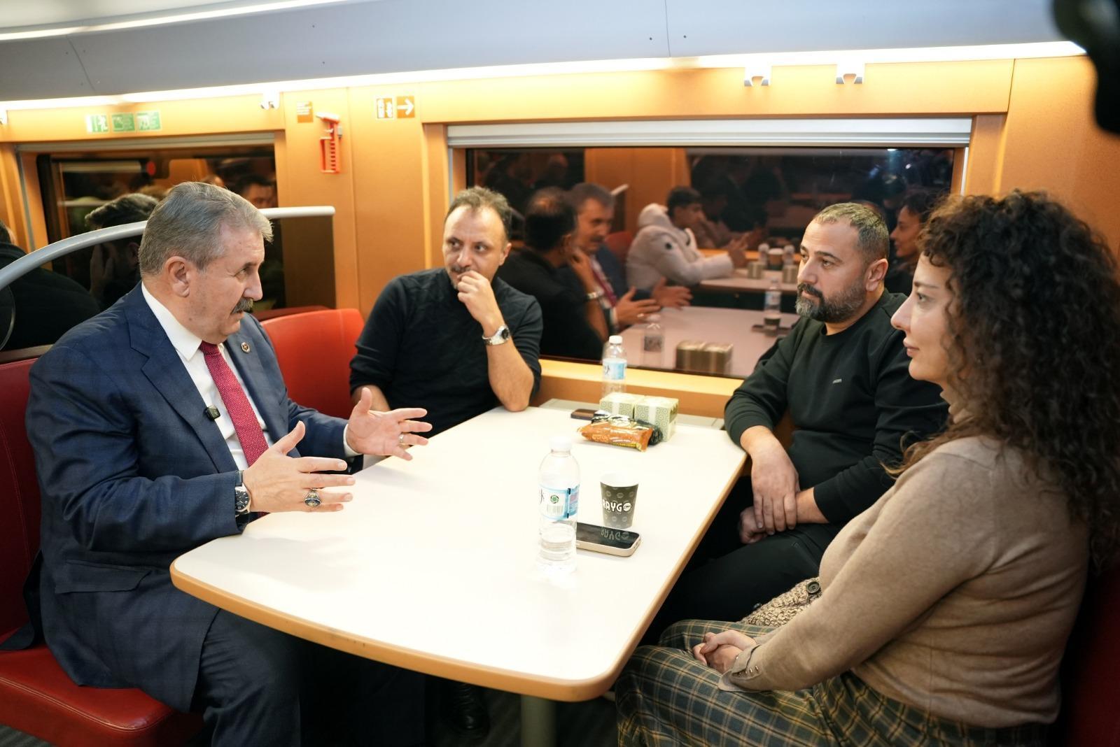 Destici, YHT’de kandil simidi dağıttı