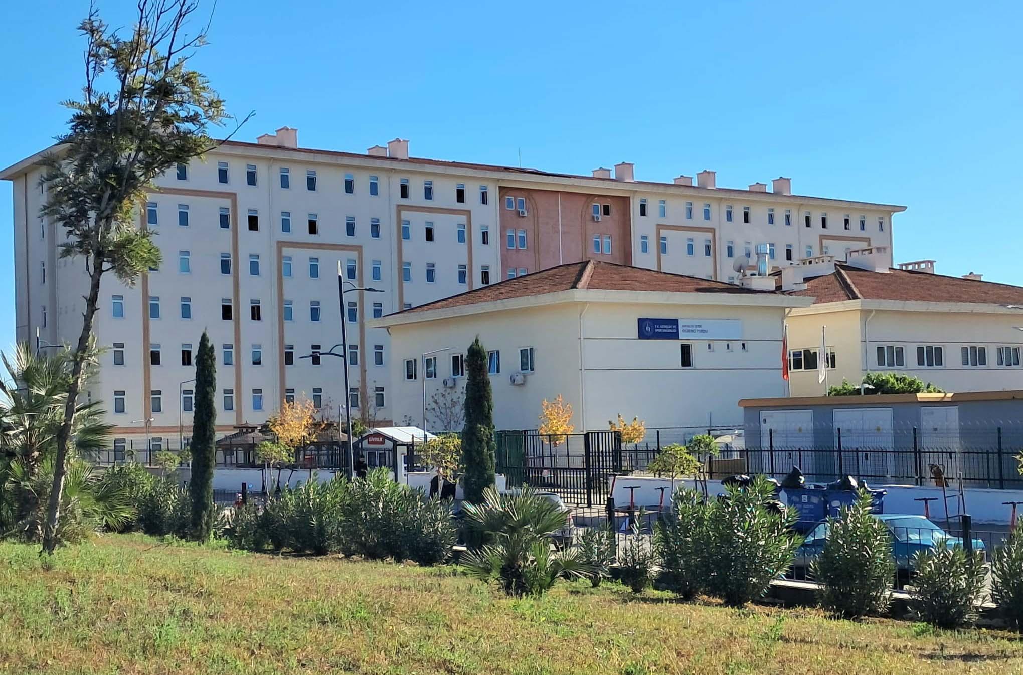 Tartıştığı 3 kişi tarafından bıçaklanan üniversite öğrencisi yaralandı