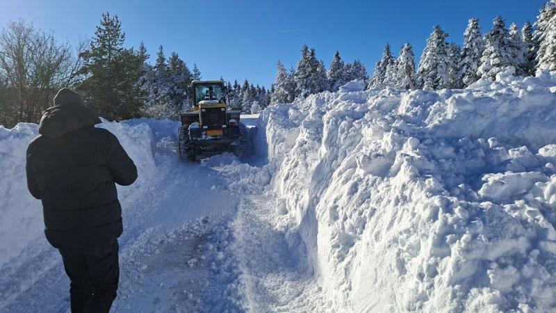 Kastamonu’da kar kalınlığı 2 metreye yaklaştı; 616 köy yolu kapalı