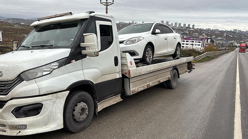 Oto kurtarıcıdaki otomobilde uyuşturucu hap ele geçirildi; 3 tutuklama Oto kurtarıcıdaki otomobilde uyuşturucu hap ele geçirildi; 3 tutuklama