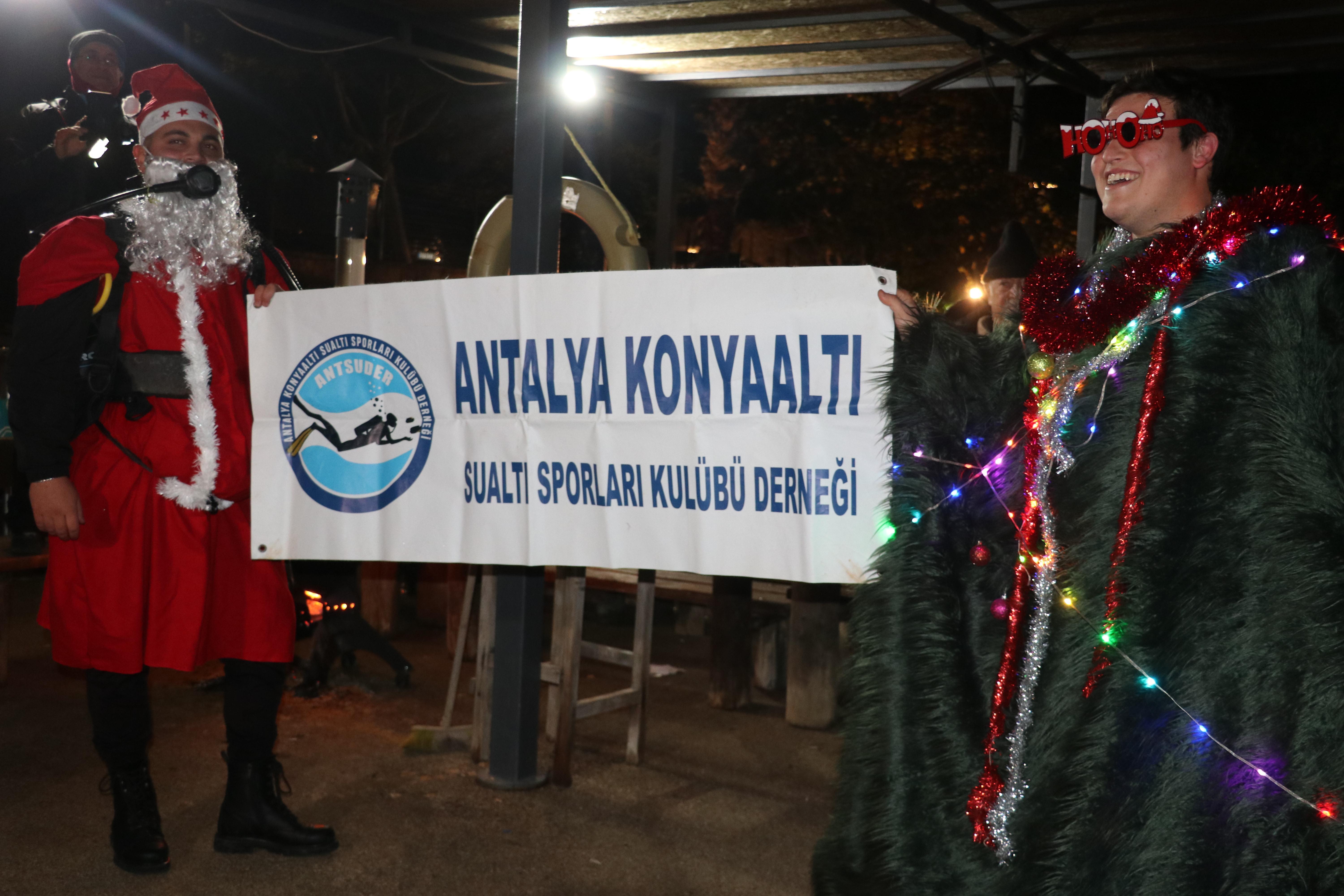 Antalya’da yeni yıl denizde karşılandı