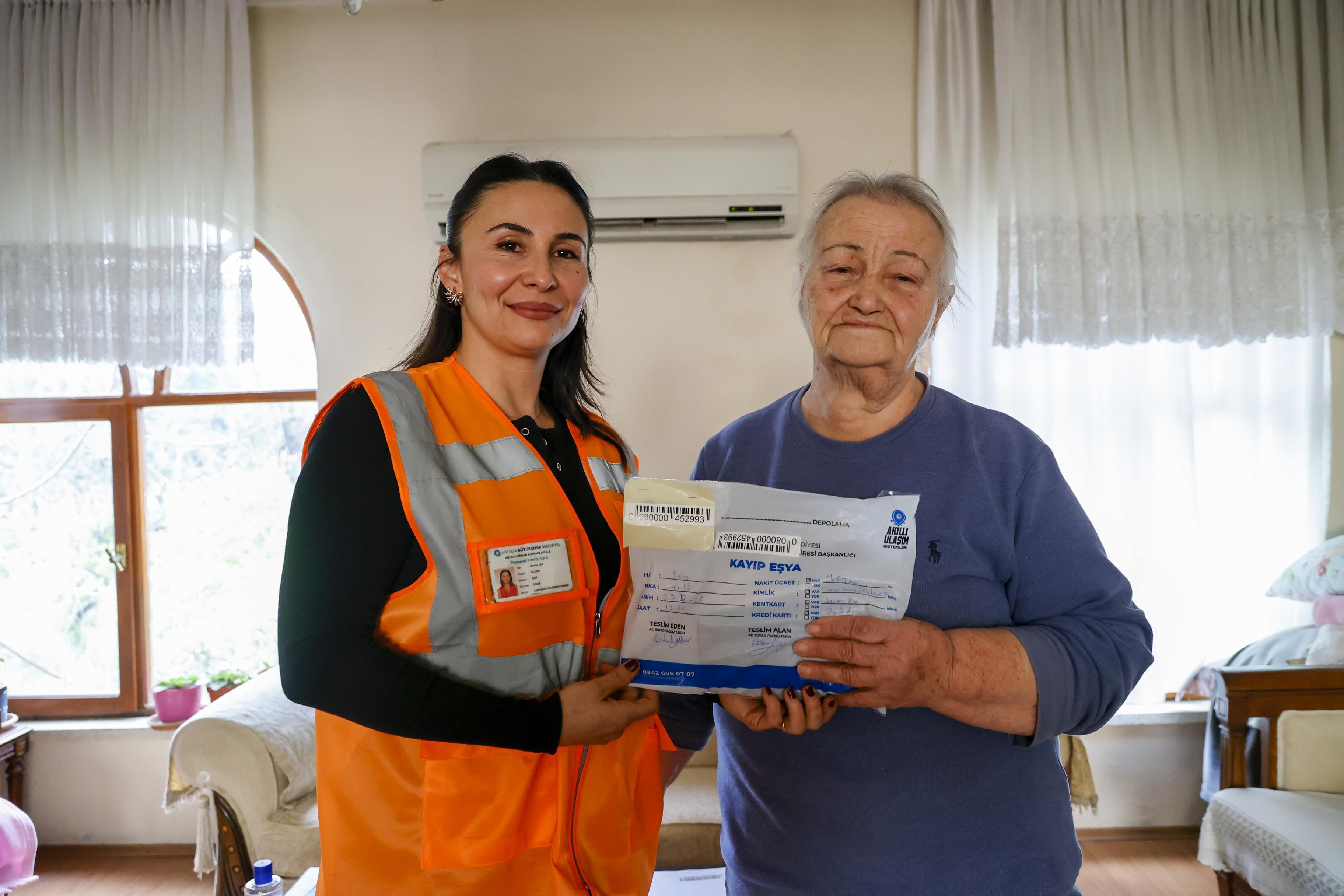 Otobüste unutulan cüzdan sahibine teslim edildi