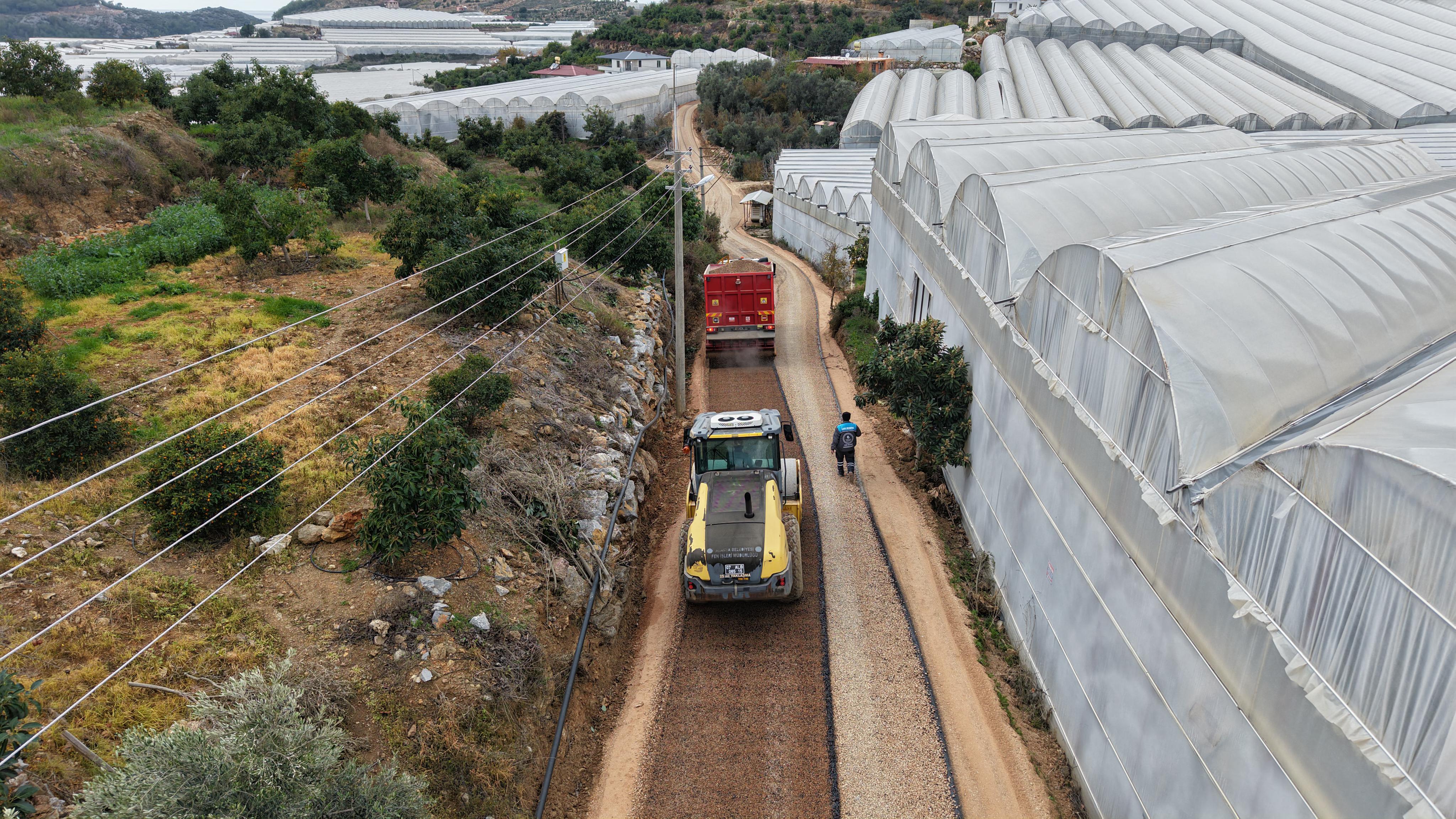 25 yıldır yapılmayan yola asfalt