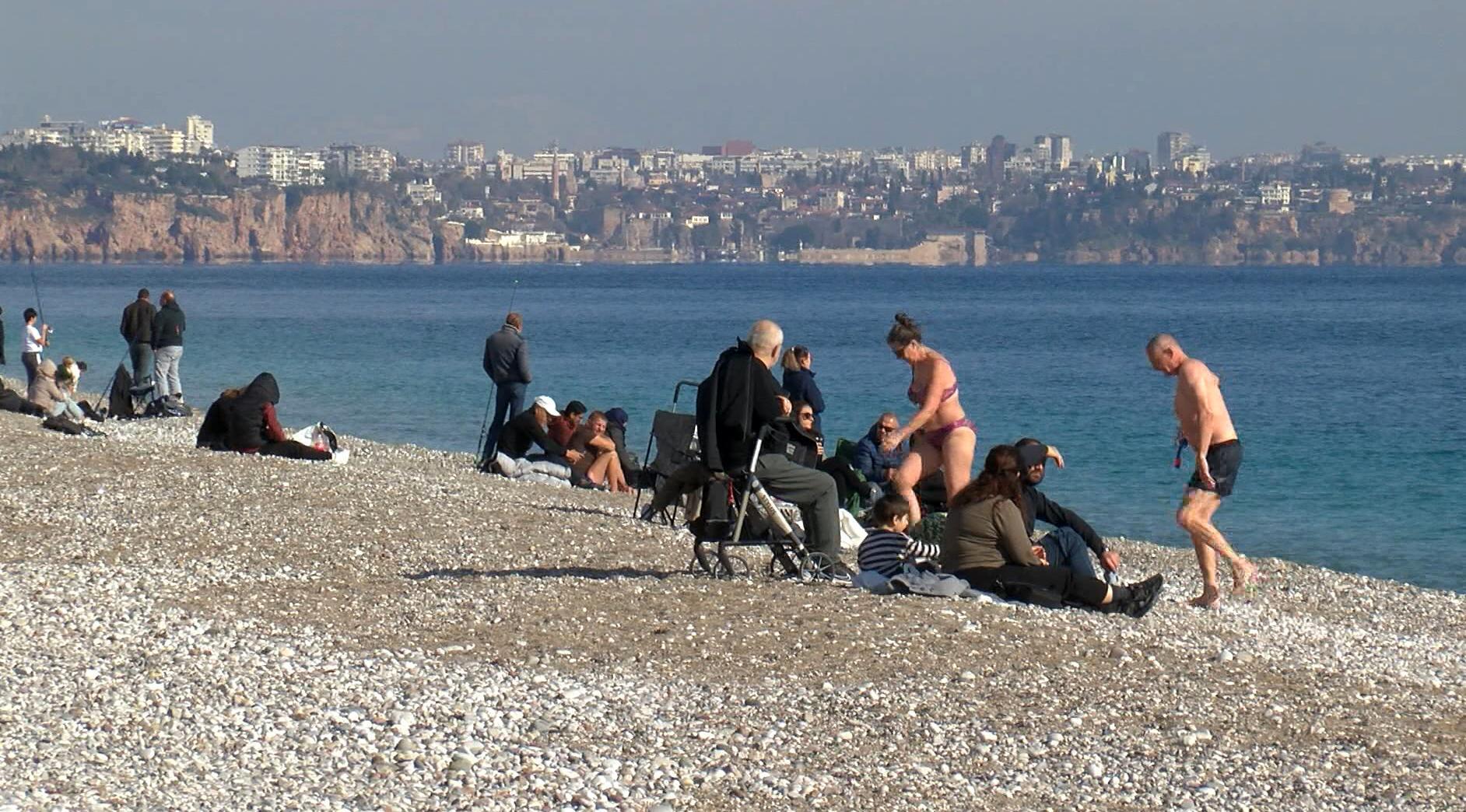 Yılın ilk hafta sonunda güneşlenip denize girdiler Yılın ilk hafta sonunda güneşlenip denize girdiler