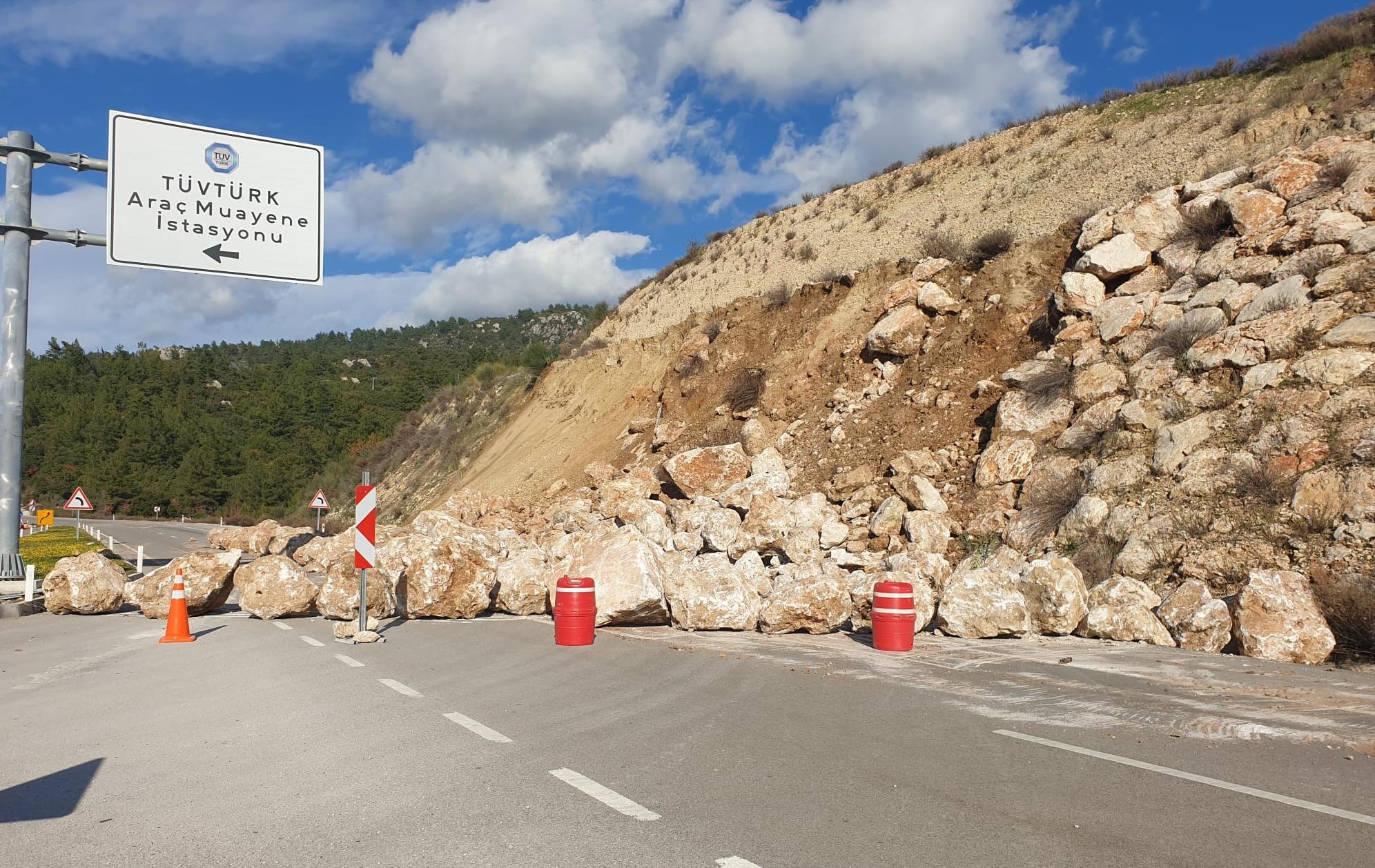 Antalya-Kumluca yolunda heyelan; trafik tek şeritten veriliyor Antalya-Kumluca yolunda heyelan; trafik tek şeritten veriliyor
