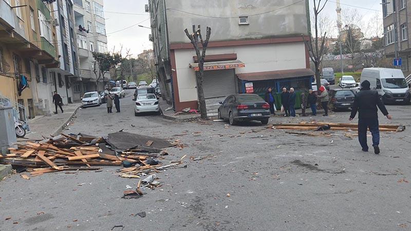 Gaziosmanpaşa’da çatı uçtu: 1 kişi yaralandı Gaziosmanpaşa’da çatı uçtu: 1 kişi yaralandı