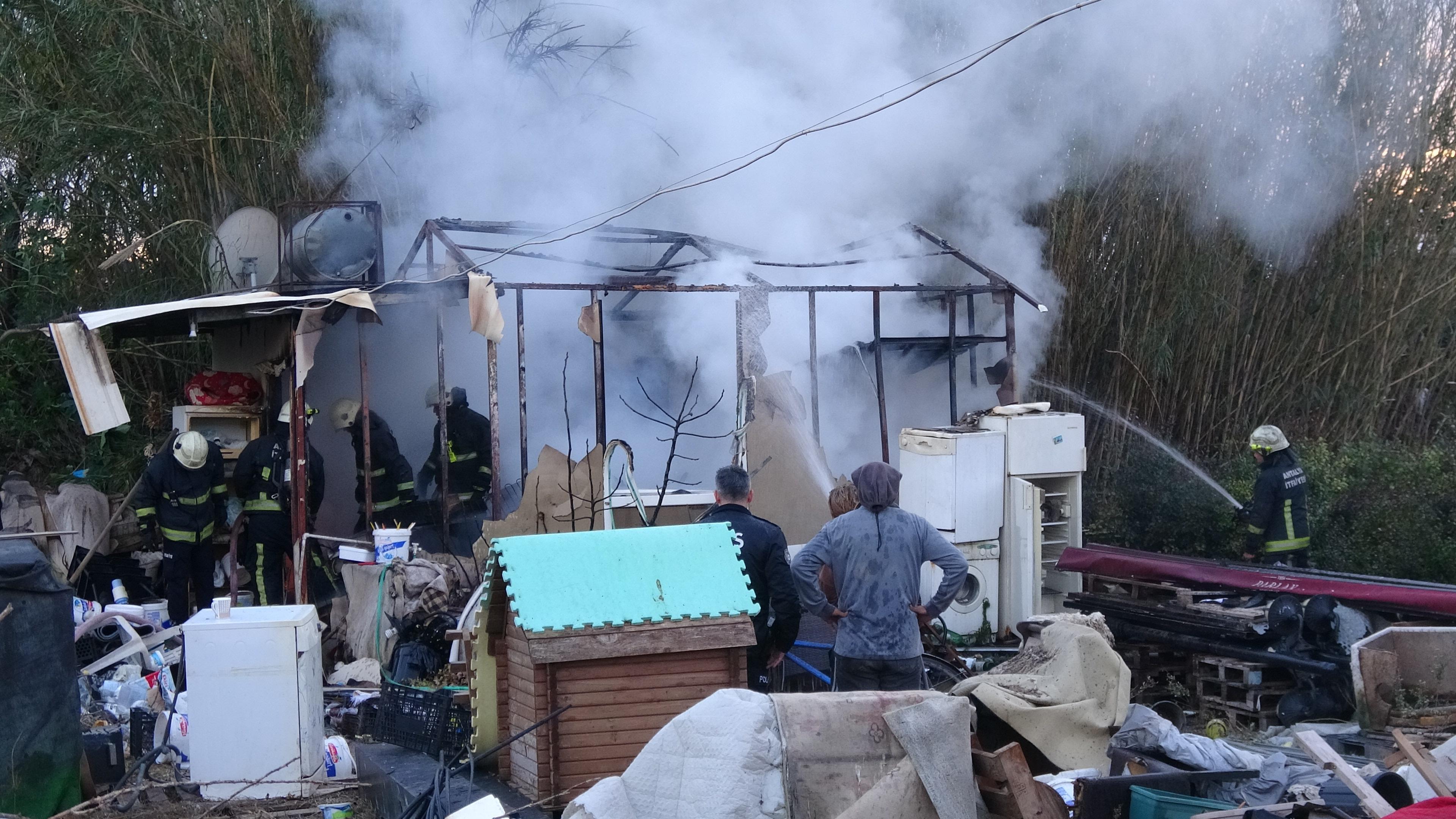 Konteyner ev yangında kullanılamaz hale geldi Konteyner ev yangında kullanılamaz hale geldi