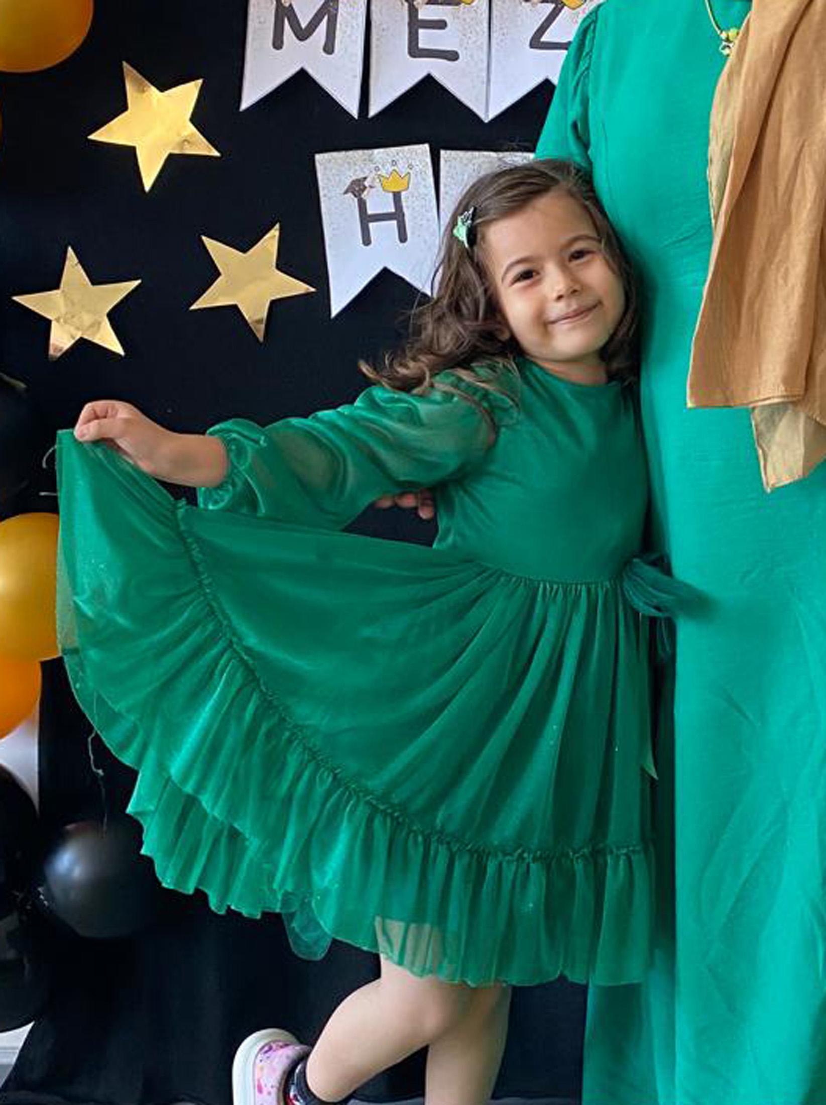 Eşini ve kızını, boğazlarını bıçakla keserek öldürdü