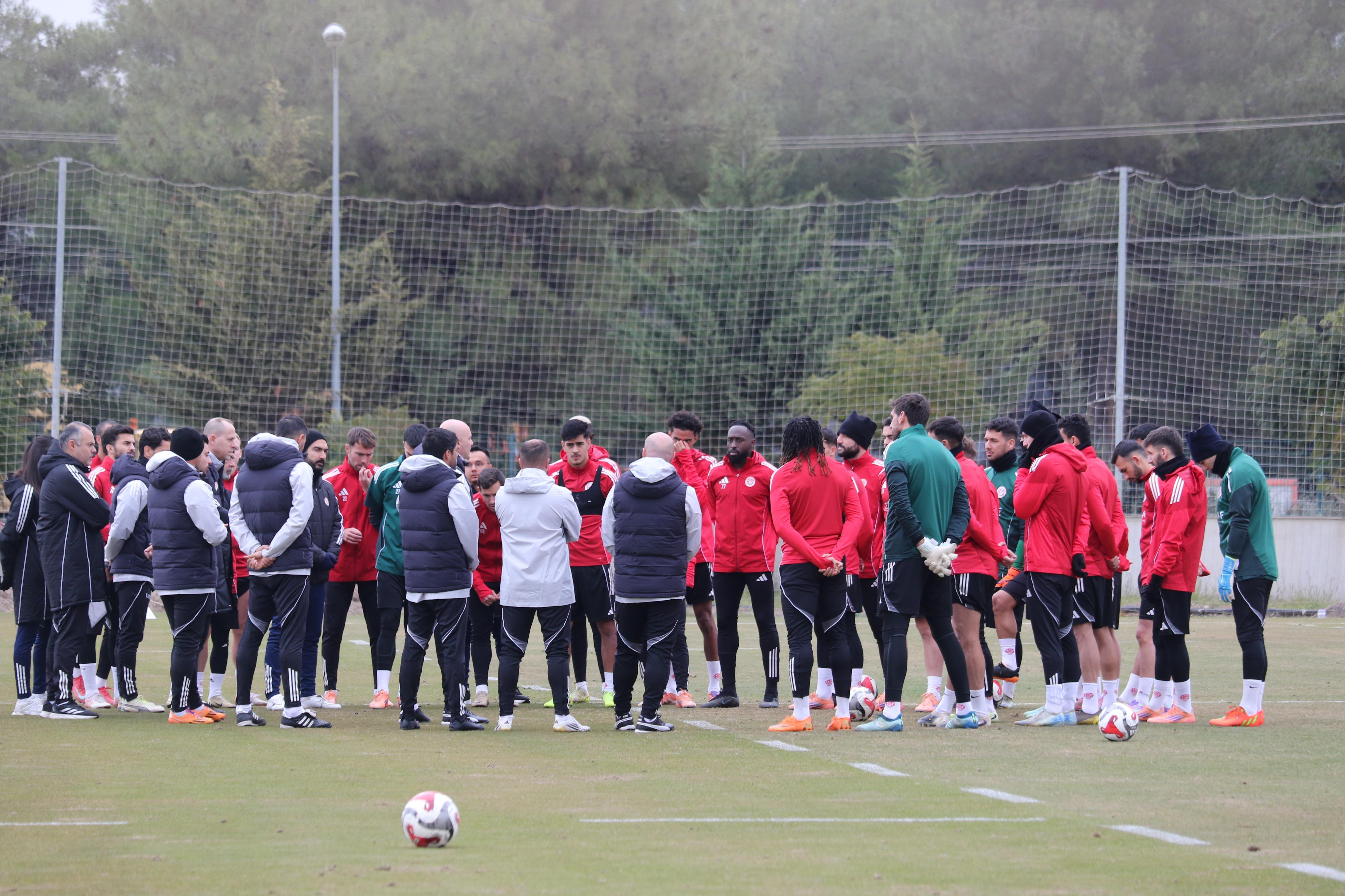 Antalyaspor, ikinci yarı hazırlıklarını tesislerinde sürdürüyor