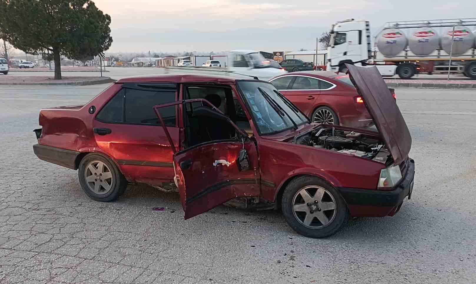 Otomobil ile kamyonet çarpıştı: 1’i çocuk 3 yaralı