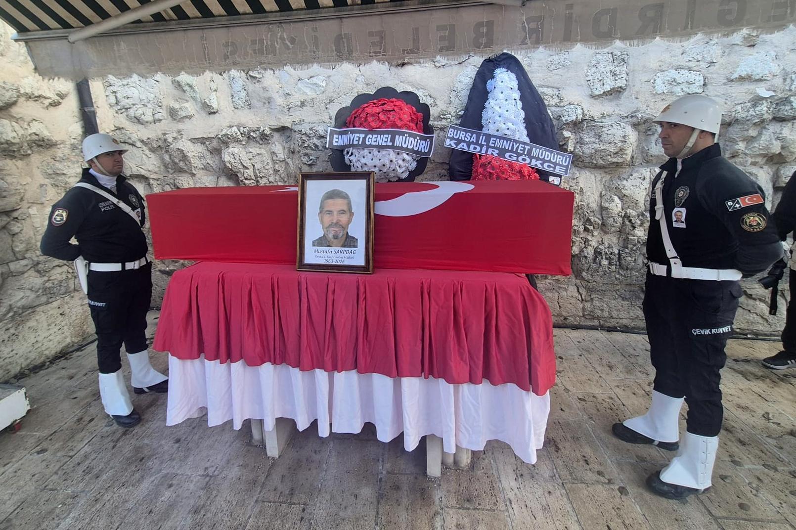 Emekli emniyet müdürü toprağa verildi