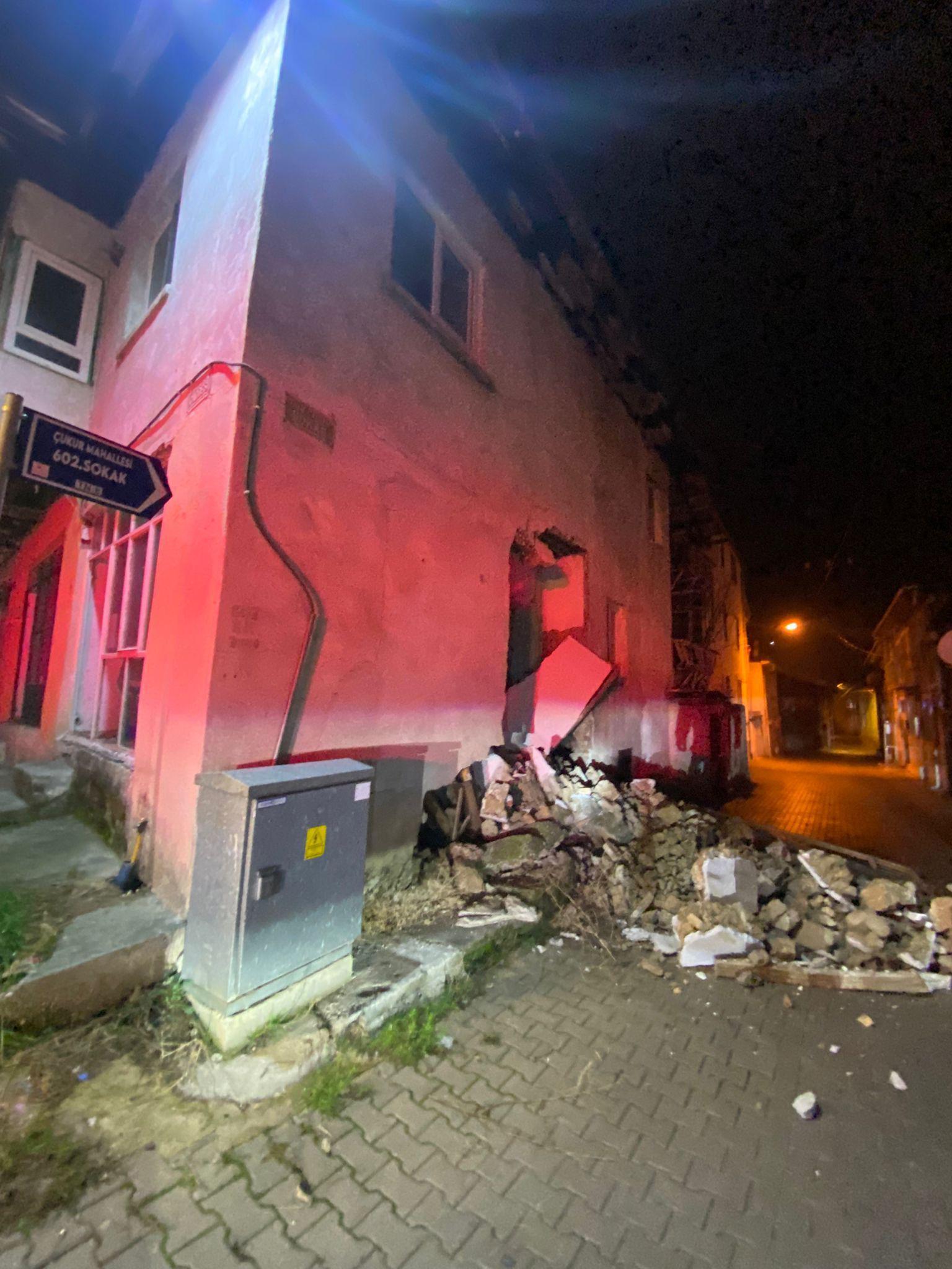 Boş evin duvarı yıkıldı