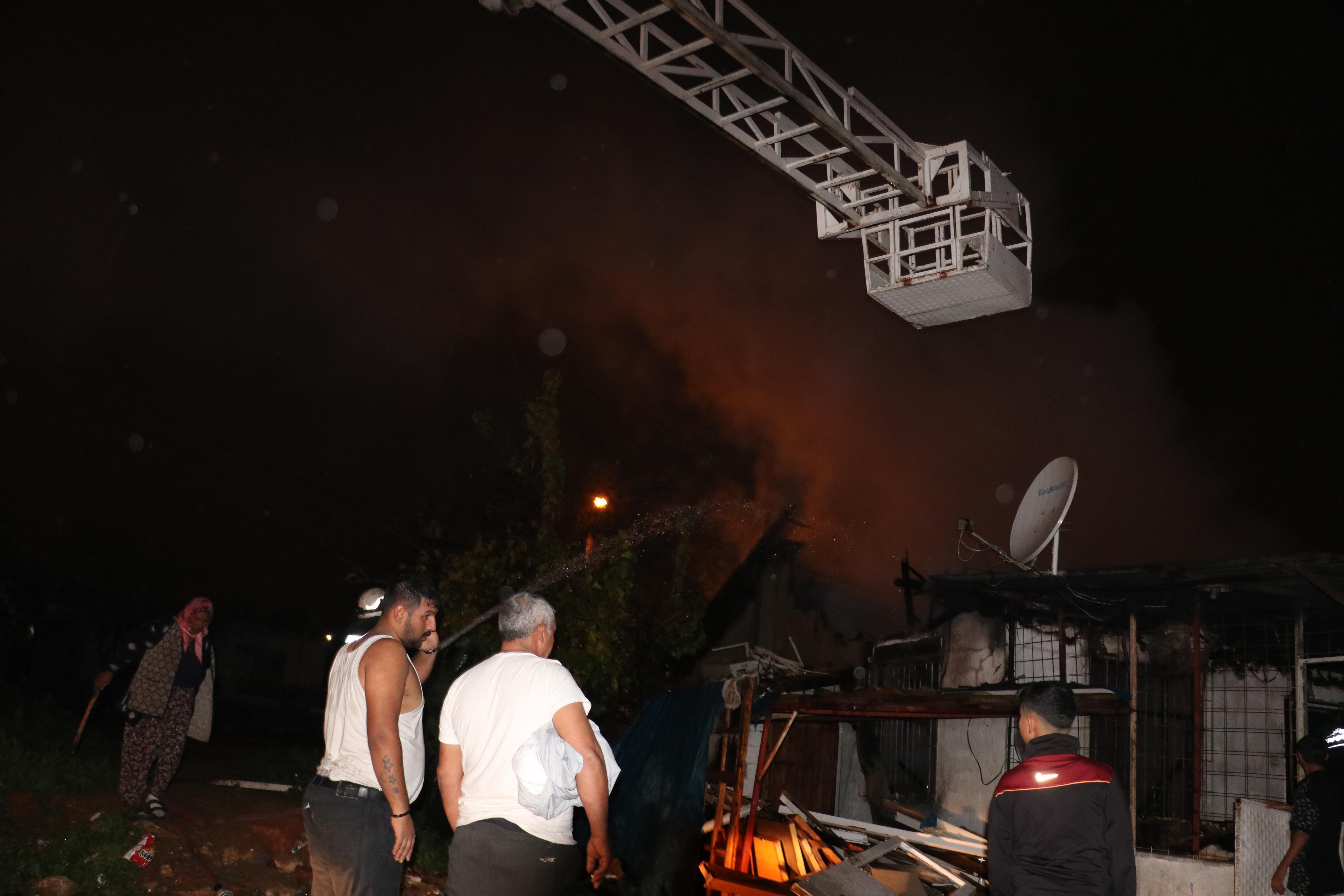 Kundaklanan gecekondu alevlere teslim oldu