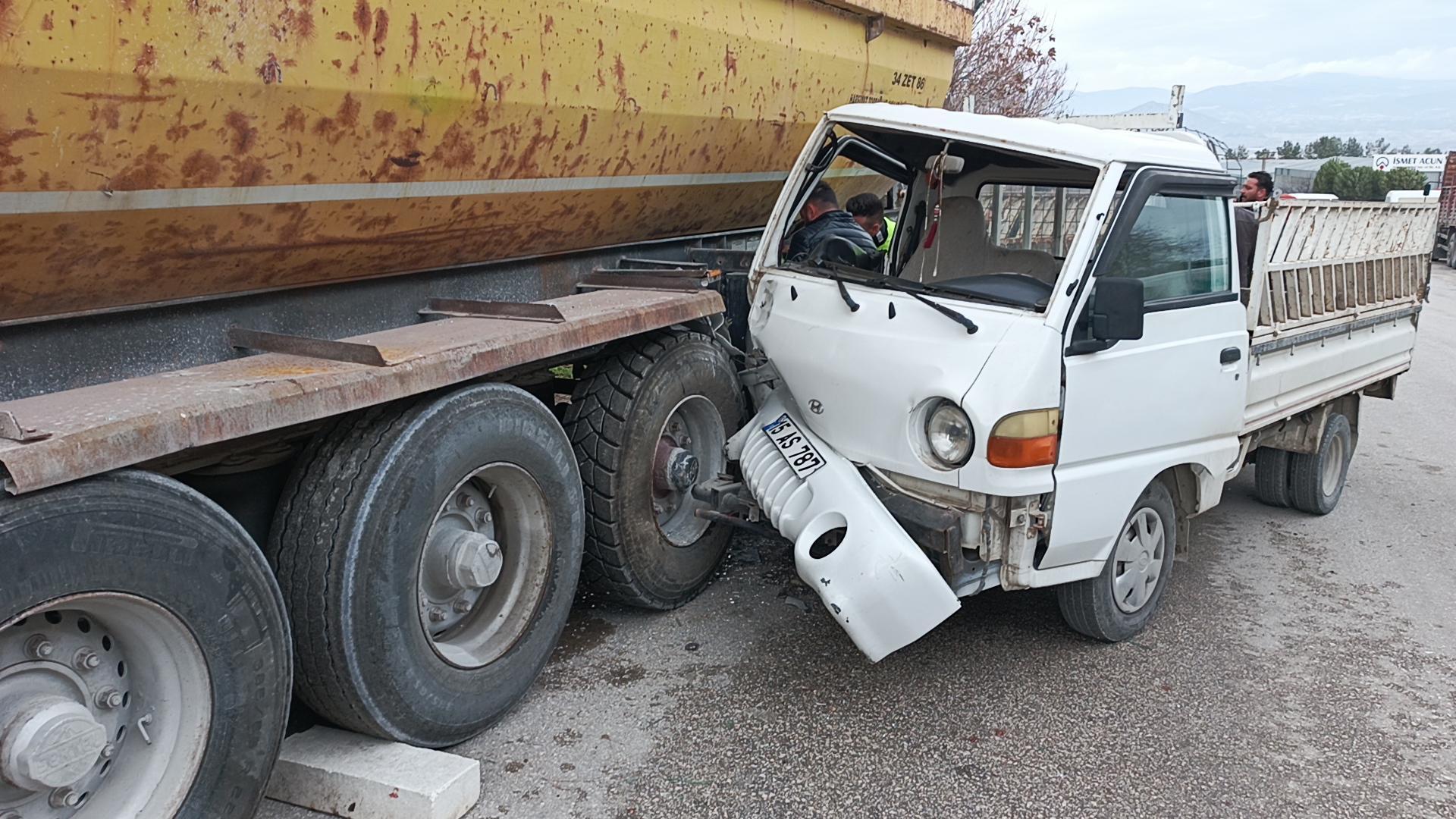 Dorseye çarpan kamyonetin sürücüsü yaralandı Dorseye çarpan kamyonetin sürücüsü yaralandı