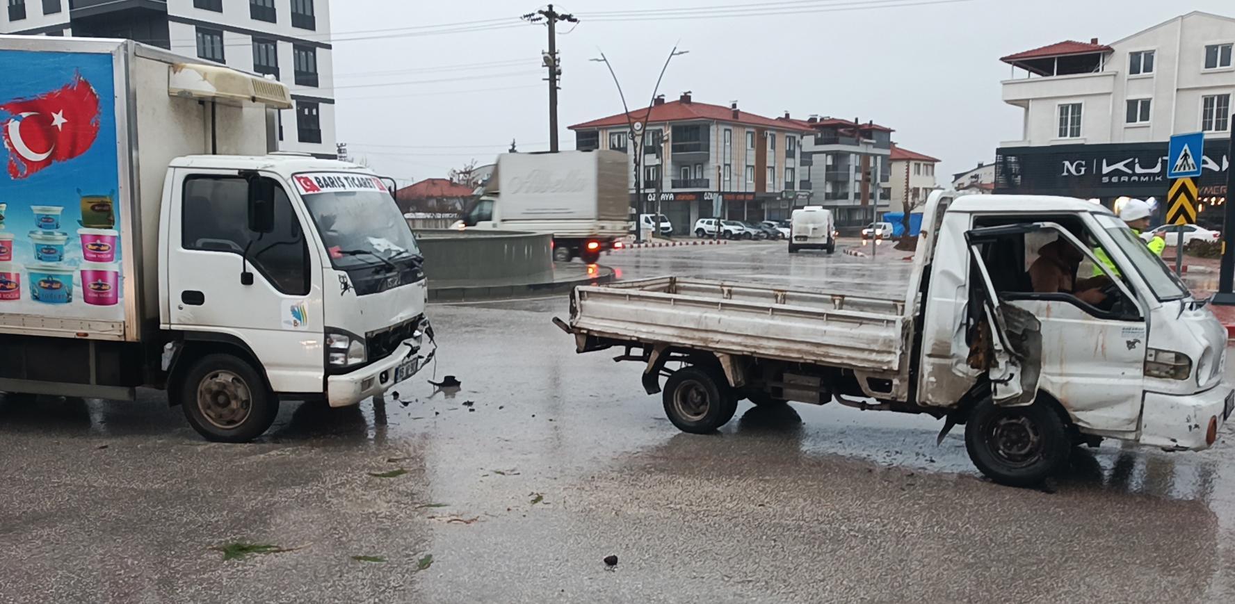 Kamyonetler kavşakta çarpıştı: 1 yaralı