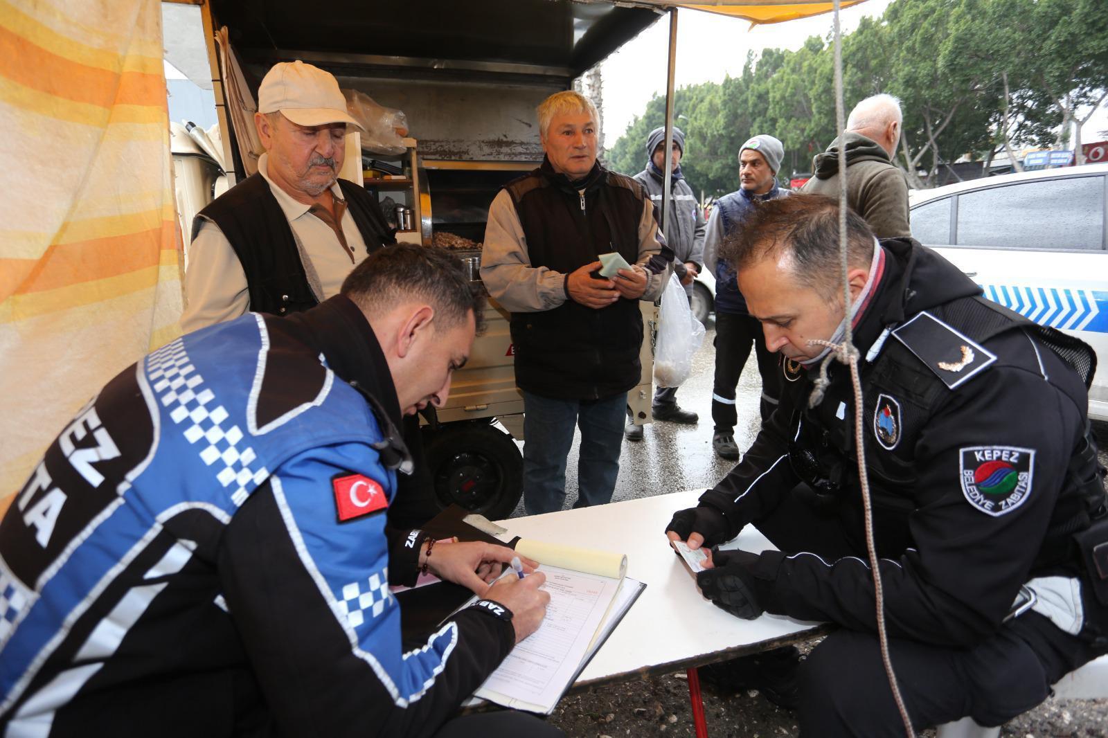 Kepez Zabıtası’ndan işgallere ve gıda ihlallerine taviz yok