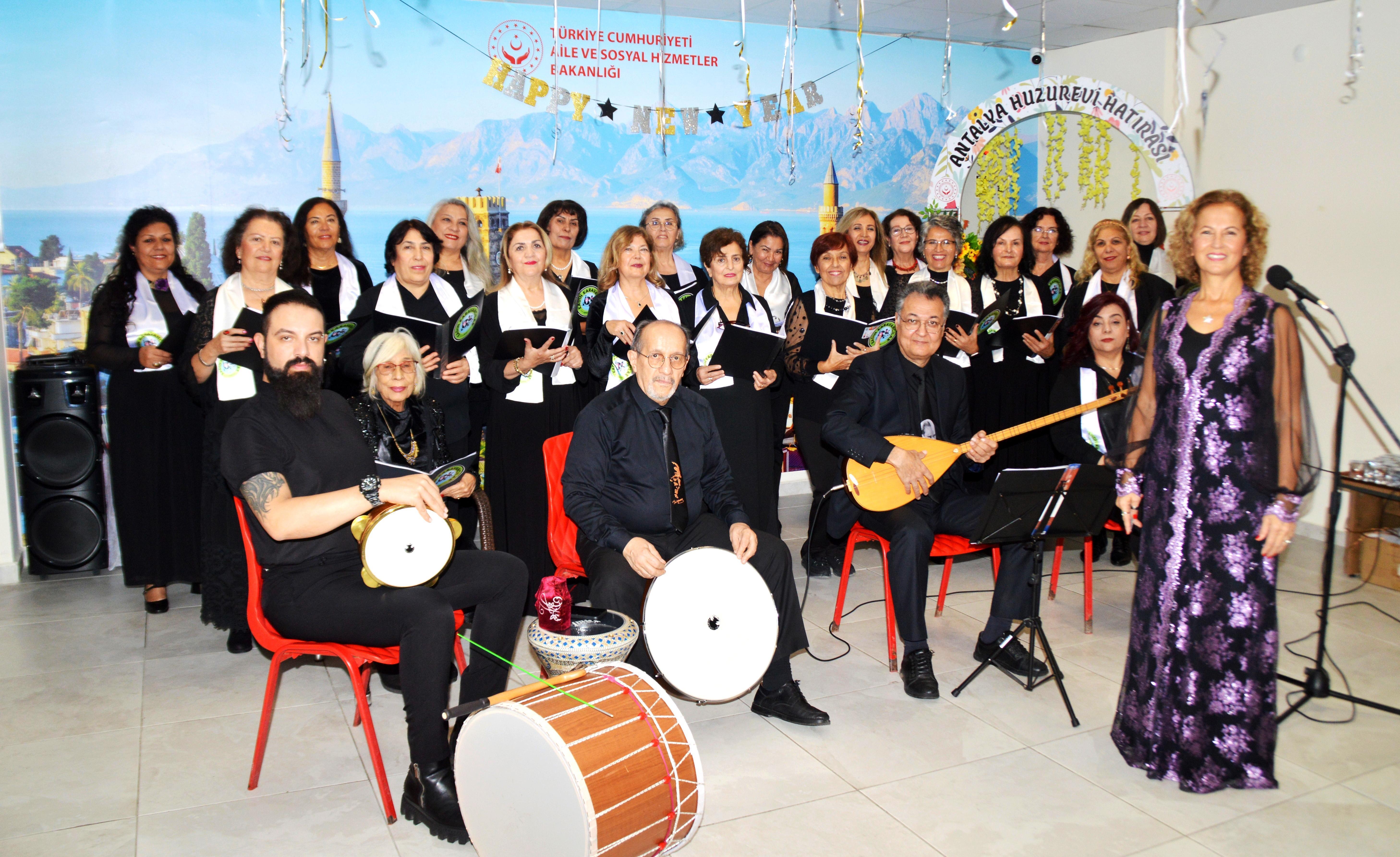 Huzurevinde türkü konseri Huzurevinde türkü konseri