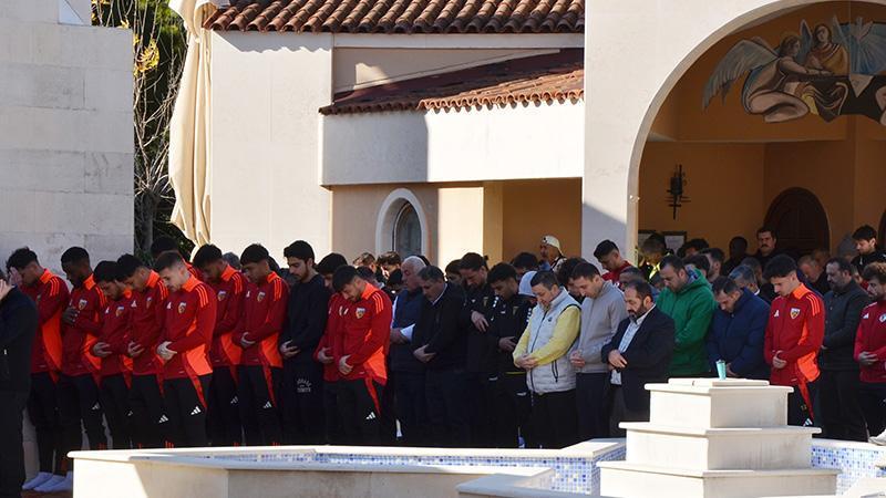Antalya’da hazırlıklarını sürdüren takımlar ‘Dinler Bahçesi’nde namaz kıldı