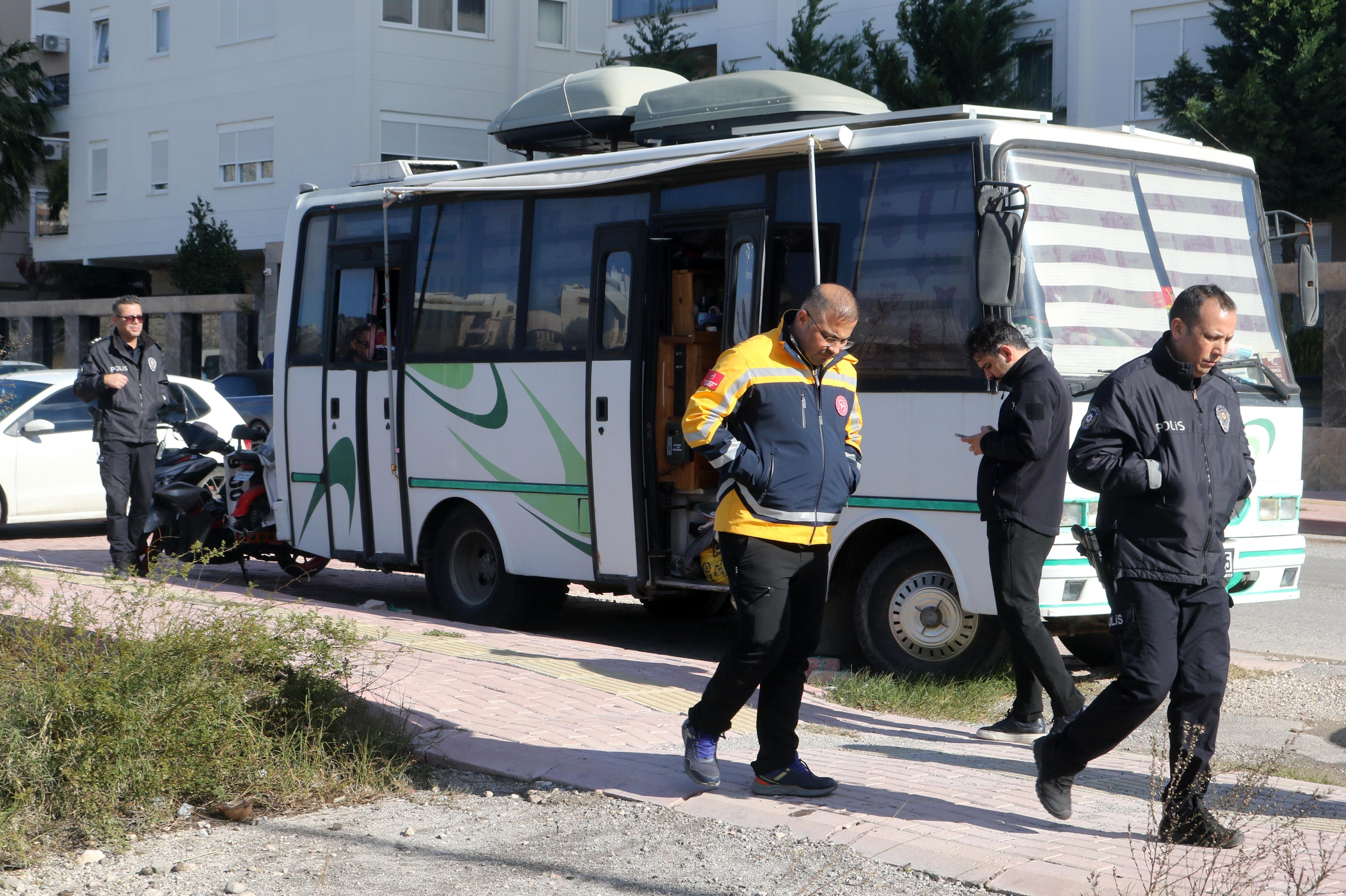 Karavana çevrilen midibüste ölü bulundu