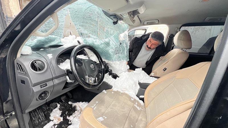 Üst geçitte biriken kar kütlesi, aracın üzerine düştü: 1 yaralı