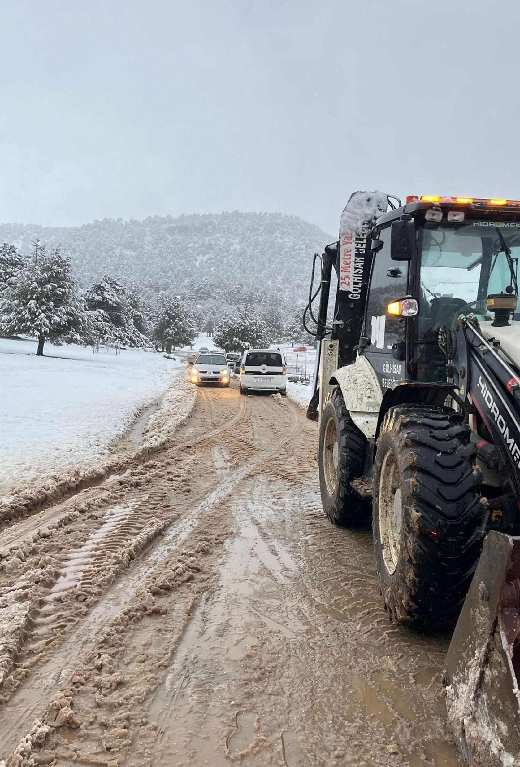 Karda mahsur kalanlar kurtarıldı