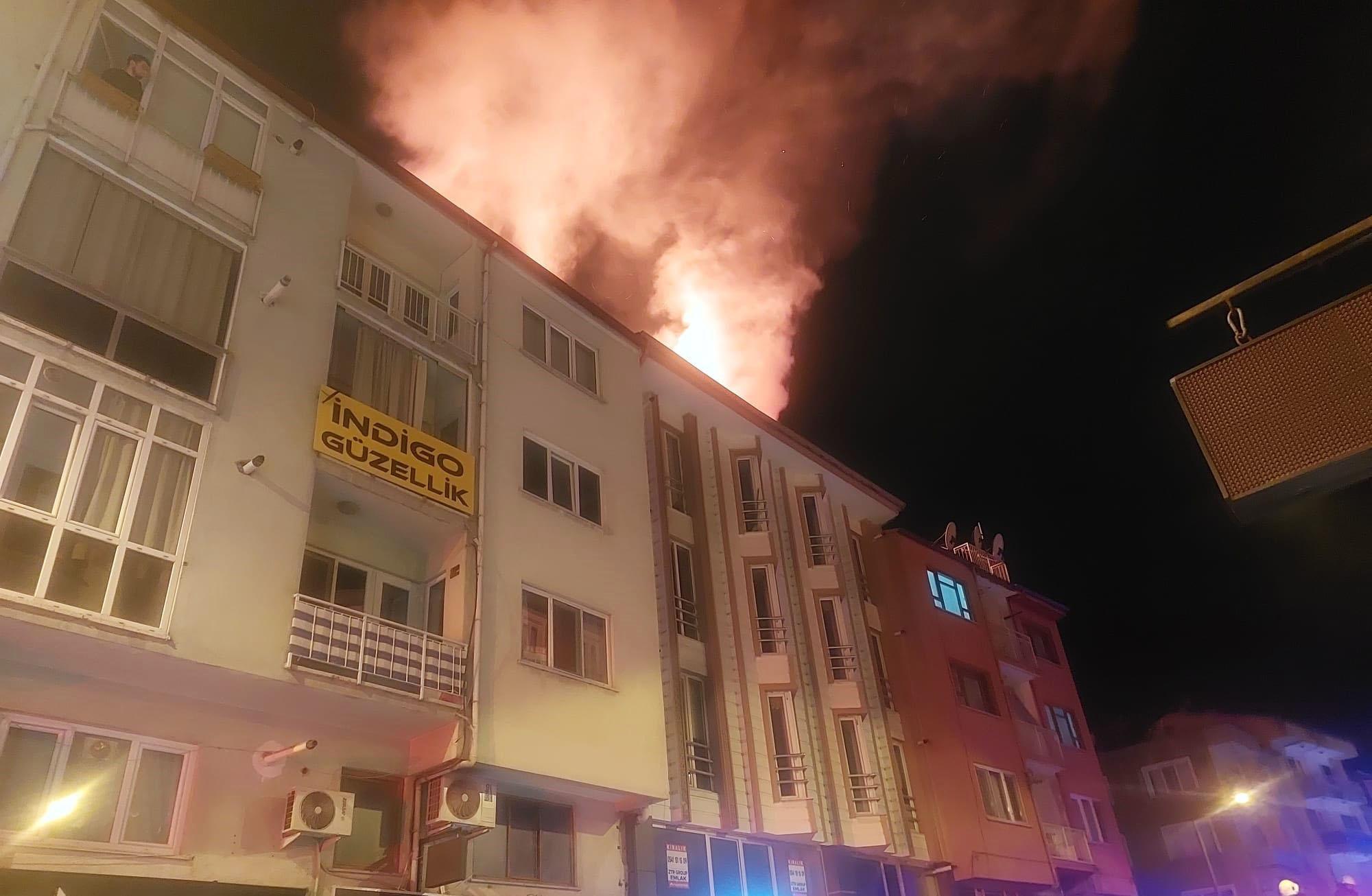 Binanın çatısı yandı