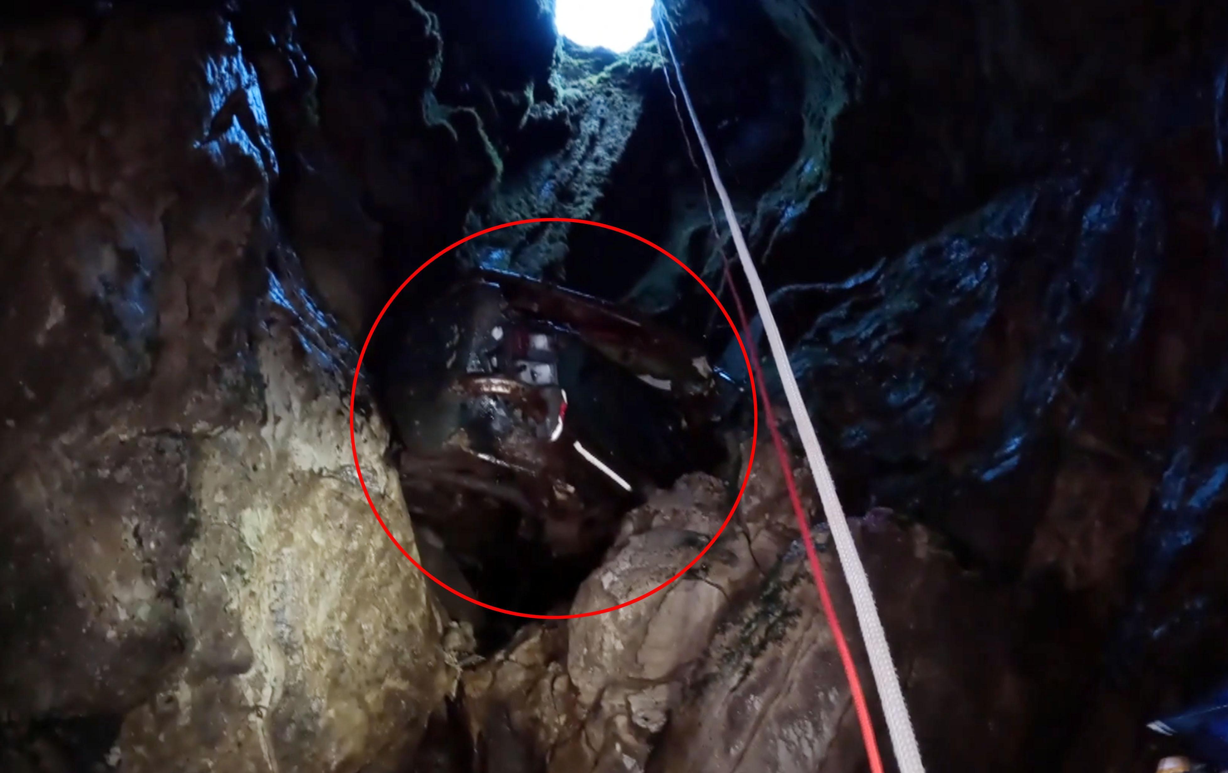 Keşif için girdikleri mağarada hurda otomobille karşılaştılar Keşif için girdikleri mağarada hurda otomobille karşılaştılar